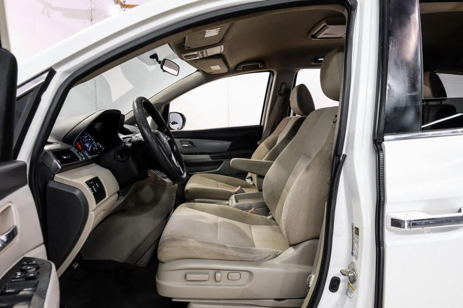 2017 White Diamond Pearl /Beige Honda Odyssey SE (5FNRL5H3XHB) with an 3.5L V6 SOHC i-VTEC 24V engine, Automatic transmission, located at 15300 Midway Rd., Addison, TX, 75001, (972) 702-0011, 32.958321, -96.838074 - Photo#3