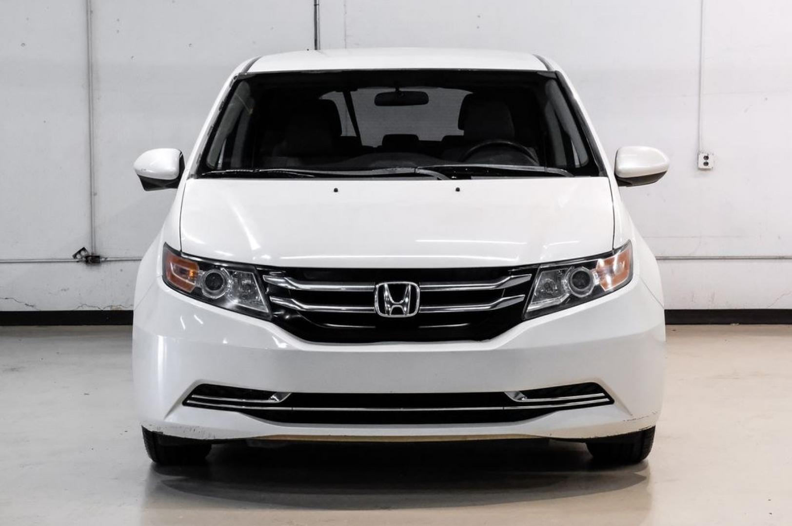 2017 White Diamond Pearl /Beige Honda Odyssey SE (5FNRL5H3XHB) with an 3.5L V6 SOHC i-VTEC 24V engine, Automatic transmission, located at 15300 Midway Rd., Addison, TX, 75001, (972) 702-0011, 32.958321, -96.838074 - Photo#4