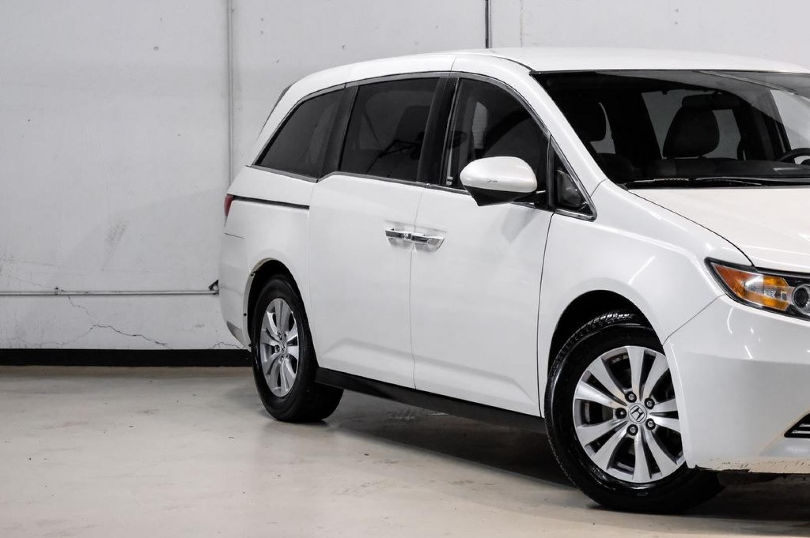 2017 White Diamond Pearl /Beige Honda Odyssey SE (5FNRL5H3XHB) with an 3.5L V6 SOHC i-VTEC 24V engine, Automatic transmission, located at 15300 Midway Rd., Addison, TX, 75001, (972) 702-0011, 32.958321, -96.838074 - Photo#6