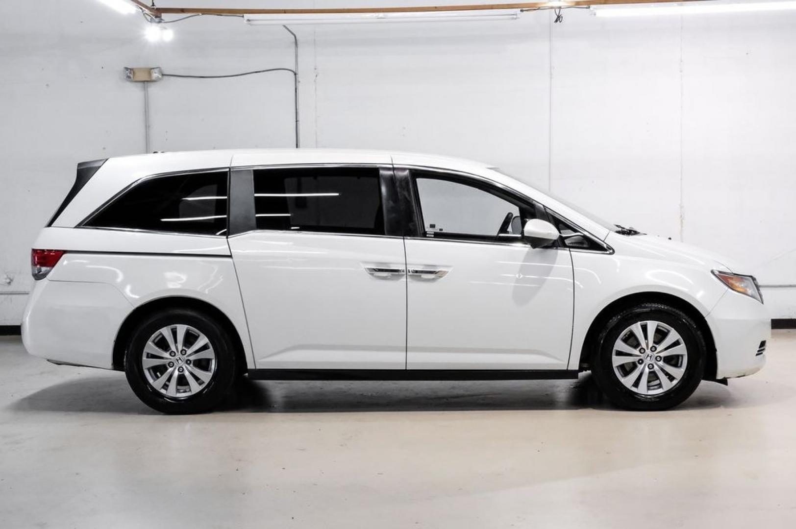 2017 White Diamond Pearl /Beige Honda Odyssey SE (5FNRL5H3XHB) with an 3.5L V6 SOHC i-VTEC 24V engine, Automatic transmission, located at 15300 Midway Rd., Addison, TX, 75001, (972) 702-0011, 32.958321, -96.838074 - Photo#8