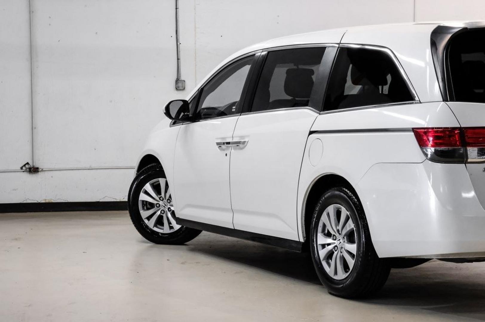 2017 White Diamond Pearl /Beige Honda Odyssey SE (5FNRL5H3XHB) with an 3.5L V6 SOHC i-VTEC 24V engine, Automatic transmission, located at 15300 Midway Rd., Addison, TX, 75001, (972) 702-0011, 32.958321, -96.838074 - Photo#12