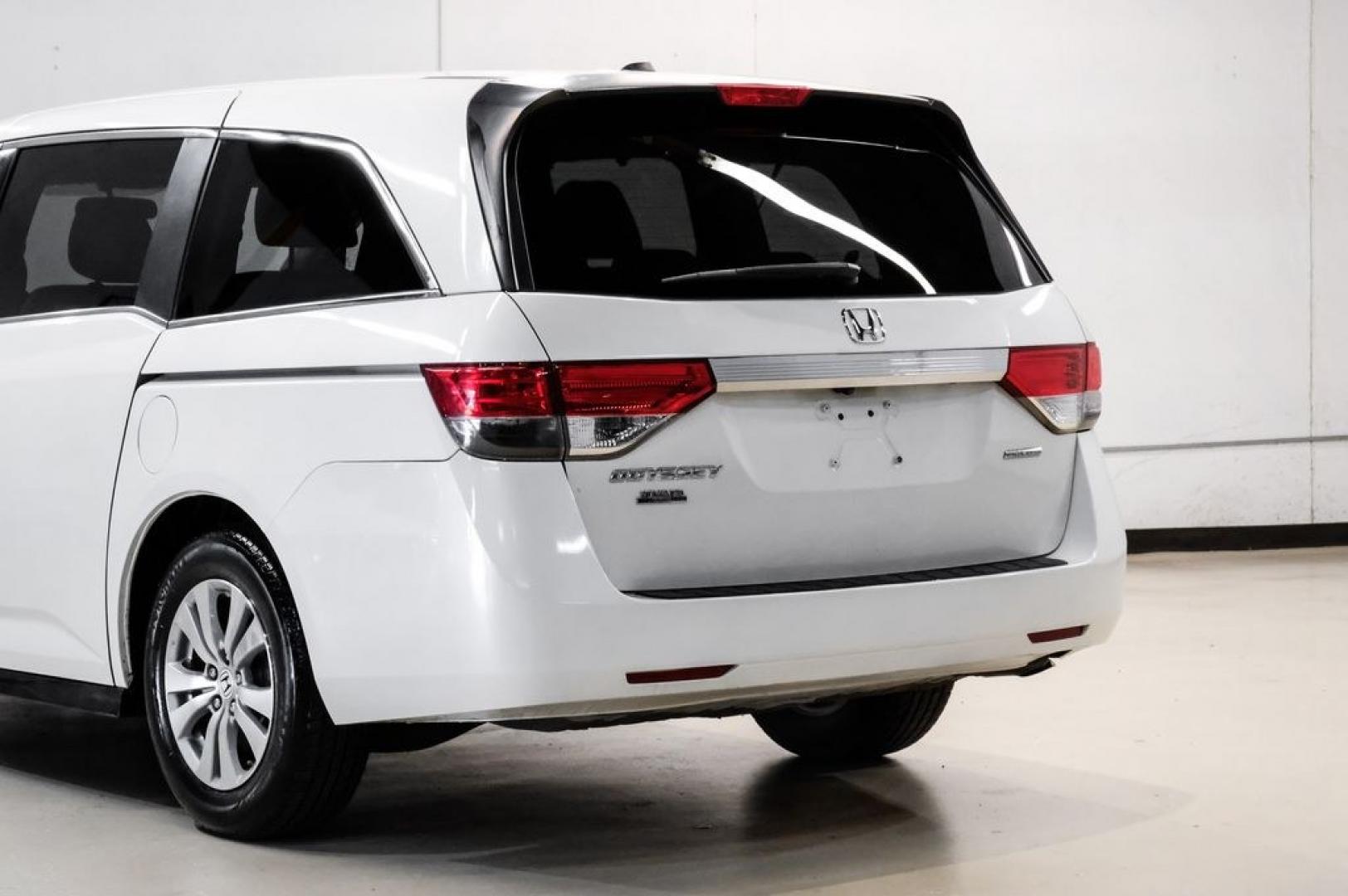 2017 White Diamond Pearl /Beige Honda Odyssey SE (5FNRL5H3XHB) with an 3.5L V6 SOHC i-VTEC 24V engine, Automatic transmission, located at 15300 Midway Rd., Addison, TX, 75001, (972) 702-0011, 32.958321, -96.838074 - Photo#13