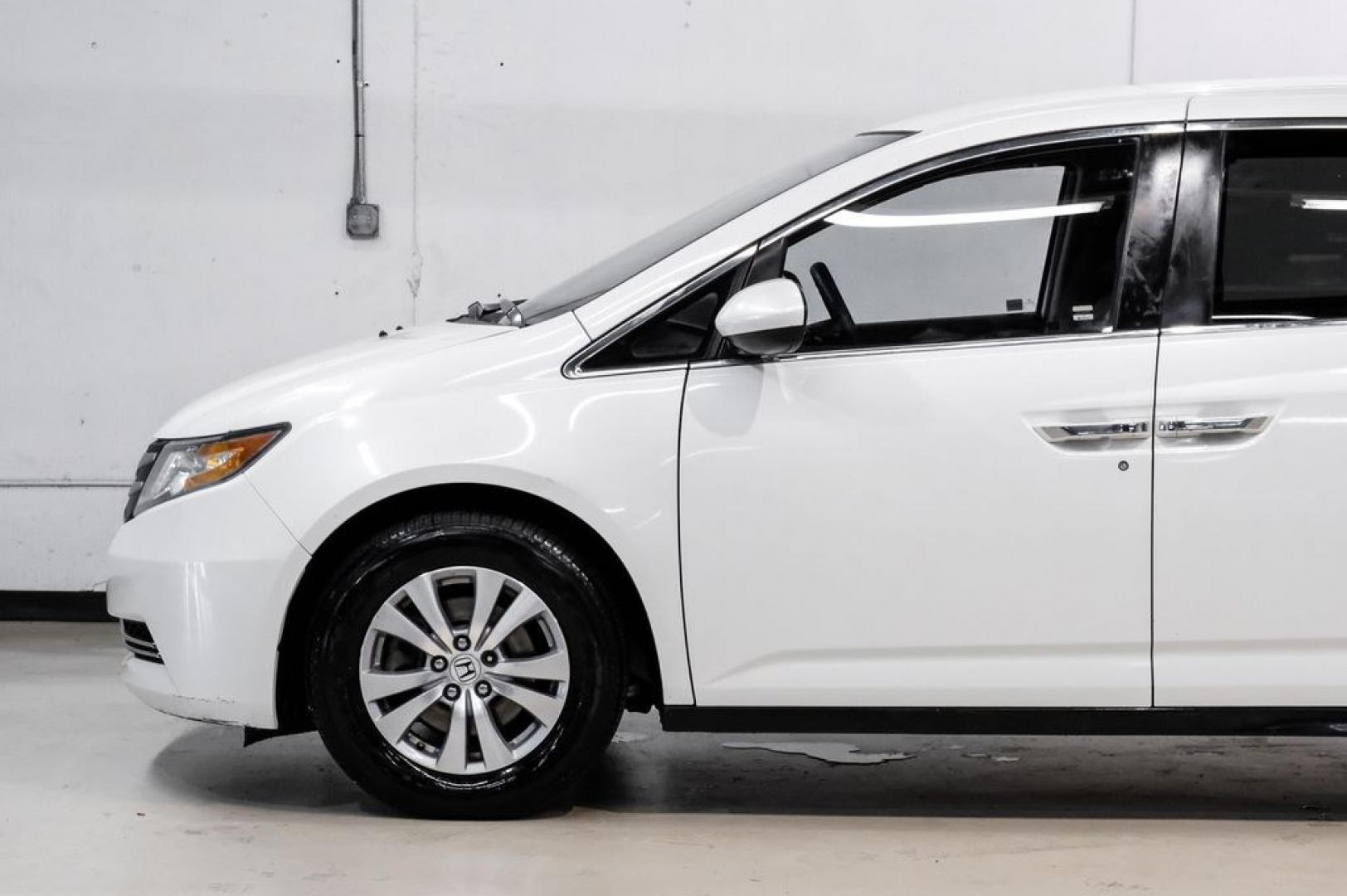 2017 White Diamond Pearl /Beige Honda Odyssey SE (5FNRL5H3XHB) with an 3.5L V6 SOHC i-VTEC 24V engine, Automatic transmission, located at 15300 Midway Rd., Addison, TX, 75001, (972) 702-0011, 32.958321, -96.838074 - Photo#15