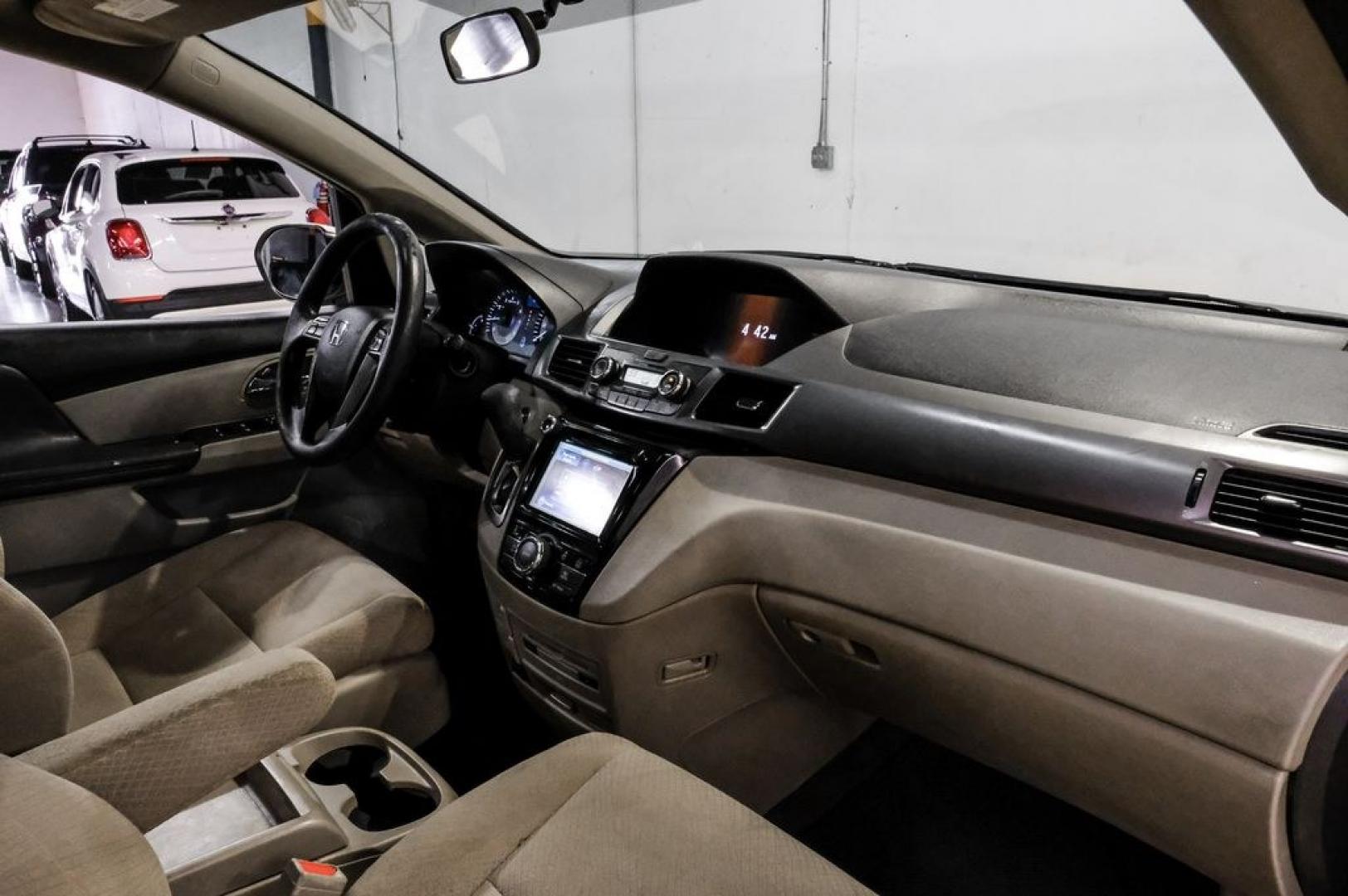 2017 White Diamond Pearl /Beige Honda Odyssey SE (5FNRL5H3XHB) with an 3.5L V6 SOHC i-VTEC 24V engine, Automatic transmission, located at 15300 Midway Rd., Addison, TX, 75001, (972) 702-0011, 32.958321, -96.838074 - Photo#17