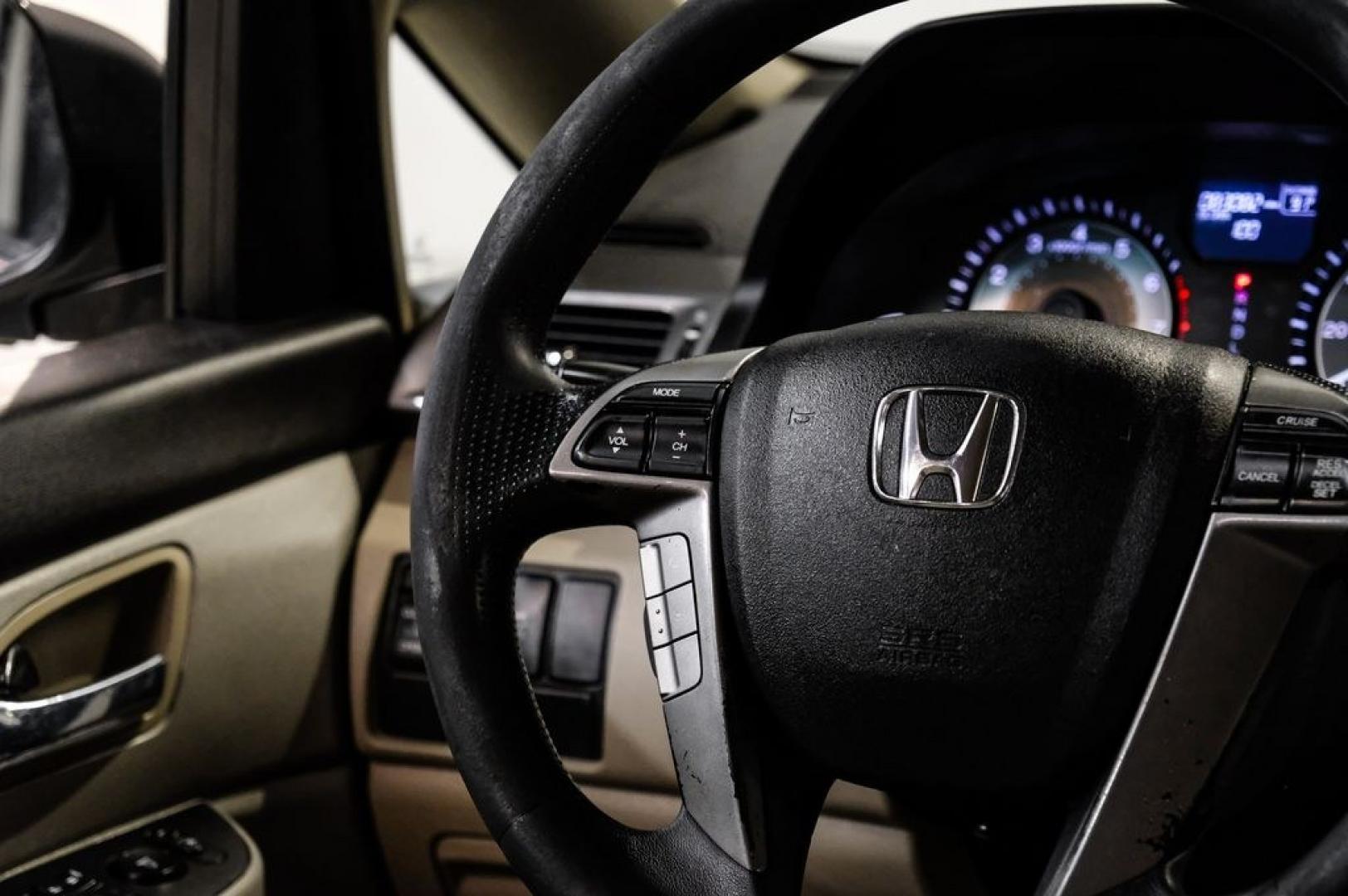 2017 White Diamond Pearl /Beige Honda Odyssey SE (5FNRL5H3XHB) with an 3.5L V6 SOHC i-VTEC 24V engine, Automatic transmission, located at 15300 Midway Rd., Addison, TX, 75001, (972) 702-0011, 32.958321, -96.838074 - Photo#21