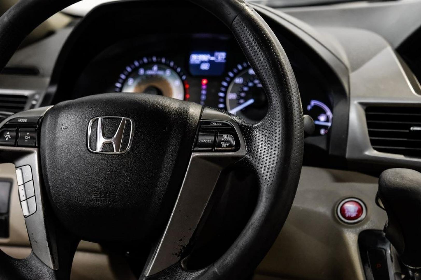 2017 White Diamond Pearl /Beige Honda Odyssey SE (5FNRL5H3XHB) with an 3.5L V6 SOHC i-VTEC 24V engine, Automatic transmission, located at 15300 Midway Rd., Addison, TX, 75001, (972) 702-0011, 32.958321, -96.838074 - Photo#22