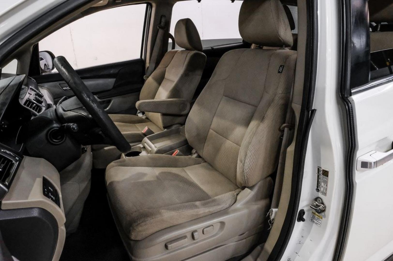 2017 White Diamond Pearl /Beige Honda Odyssey SE (5FNRL5H3XHB) with an 3.5L V6 SOHC i-VTEC 24V engine, Automatic transmission, located at 15300 Midway Rd., Addison, TX, 75001, (972) 702-0011, 32.958321, -96.838074 - Photo#41