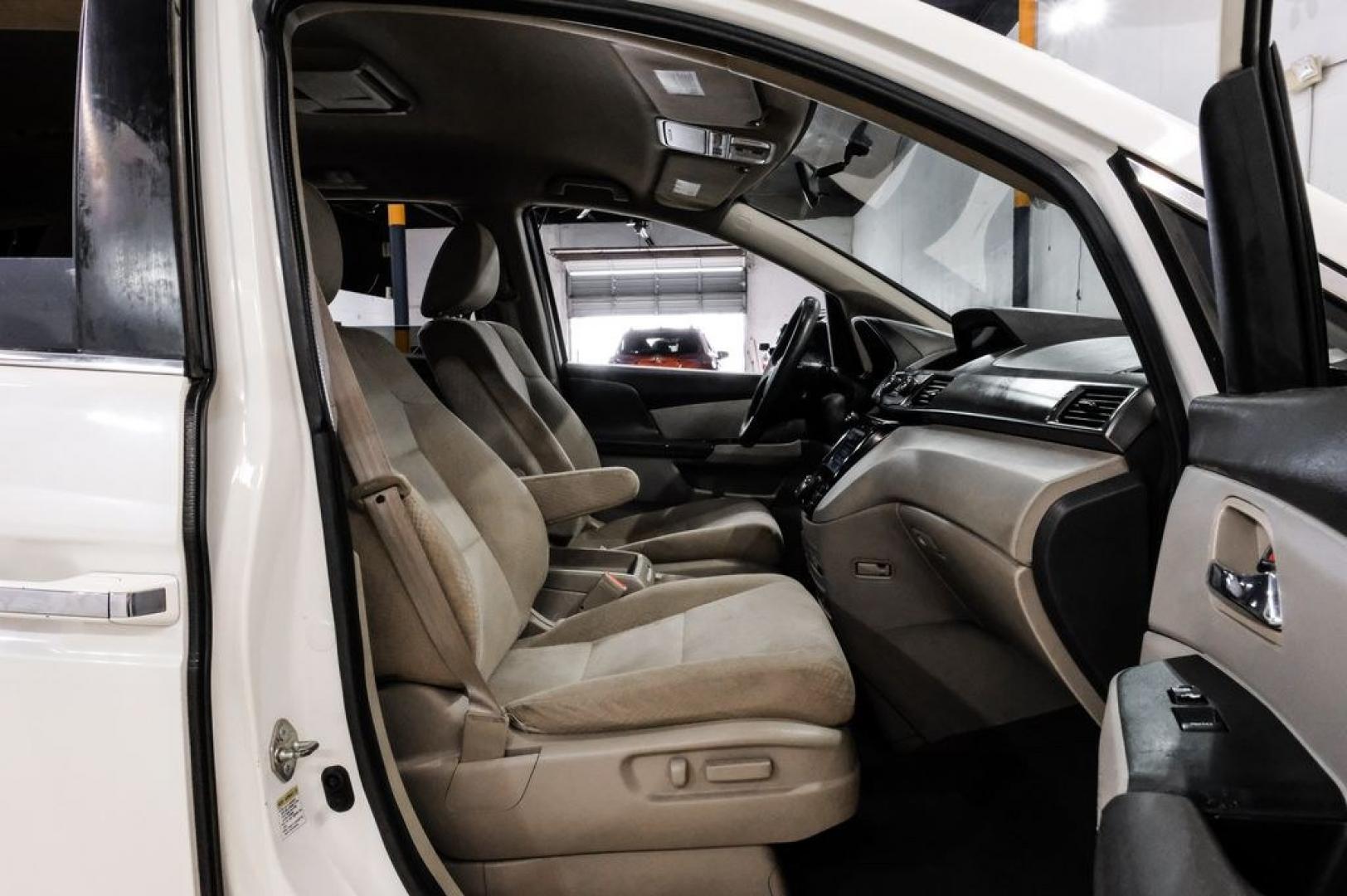 2017 White Diamond Pearl /Beige Honda Odyssey SE (5FNRL5H3XHB) with an 3.5L V6 SOHC i-VTEC 24V engine, Automatic transmission, located at 15300 Midway Rd., Addison, TX, 75001, (972) 702-0011, 32.958321, -96.838074 - Photo#44