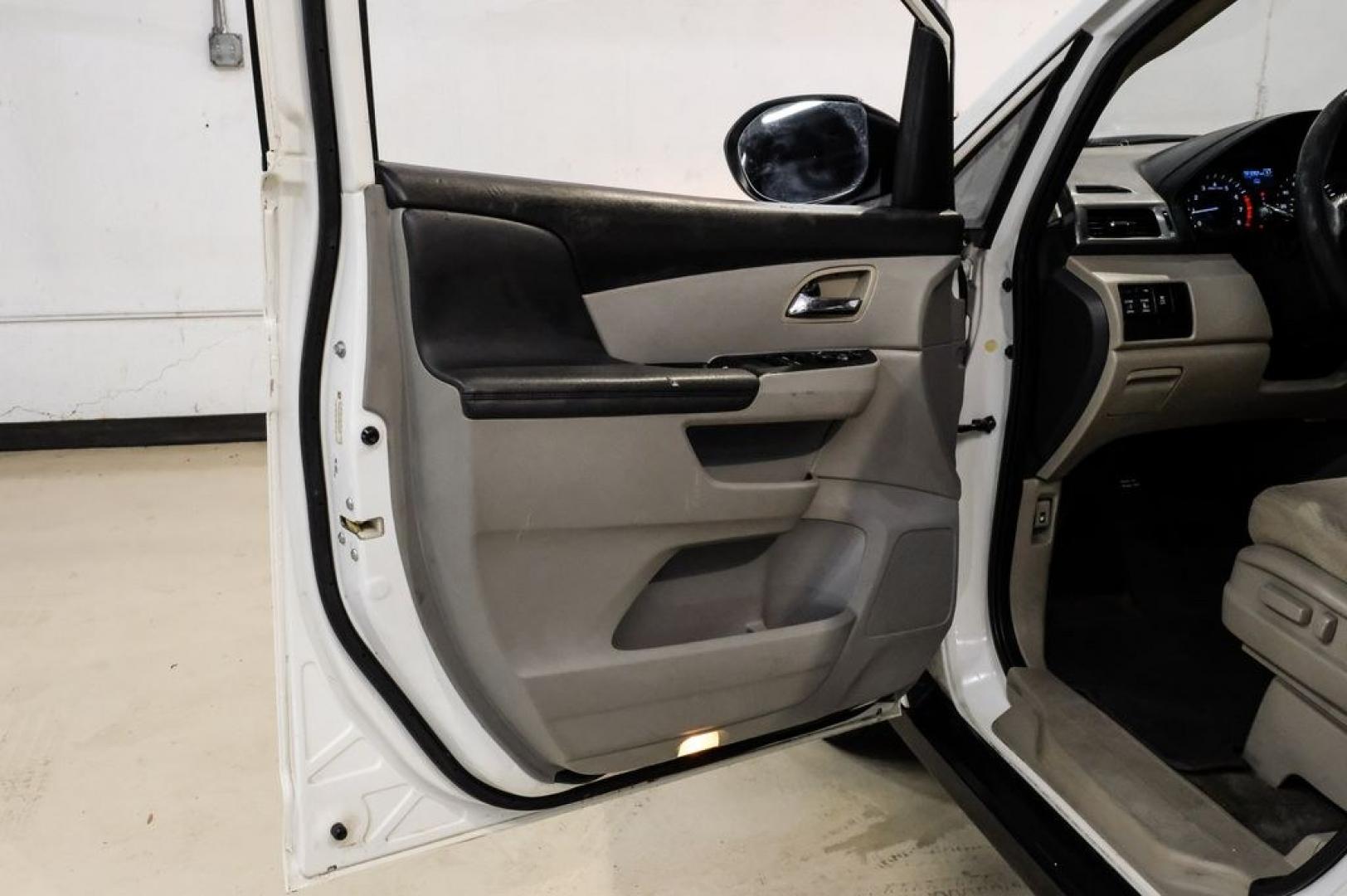 2017 White Diamond Pearl /Beige Honda Odyssey SE (5FNRL5H3XHB) with an 3.5L V6 SOHC i-VTEC 24V engine, Automatic transmission, located at 15300 Midway Rd., Addison, TX, 75001, (972) 702-0011, 32.958321, -96.838074 - Photo#50