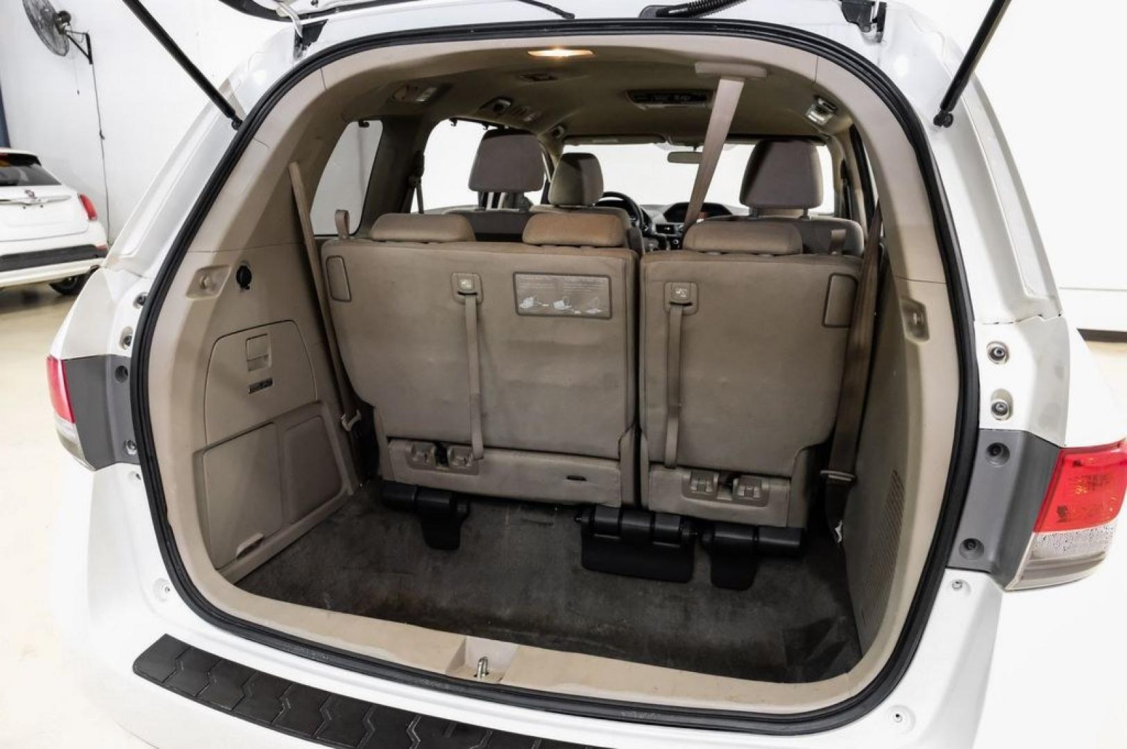 2017 White Diamond Pearl /Beige Honda Odyssey SE (5FNRL5H3XHB) with an 3.5L V6 SOHC i-VTEC 24V engine, Automatic transmission, located at 15300 Midway Rd., Addison, TX, 75001, (972) 702-0011, 32.958321, -96.838074 - Photo#59
