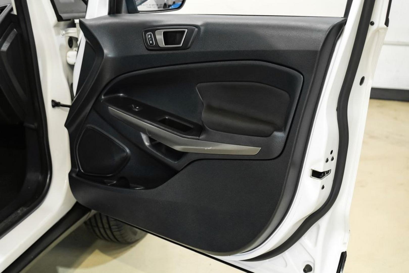 2020 White Platinum Clearcoat Metallic /Black Ford EcoSport SE (MAJ6S3GL3LC) with an 2.0L I4 Ti-VCT GDI engine, Automatic transmission, located at 15300 Midway Rd., Addison, TX, 75001, (972) 702-0011, 32.958321, -96.838074 - Photo#45