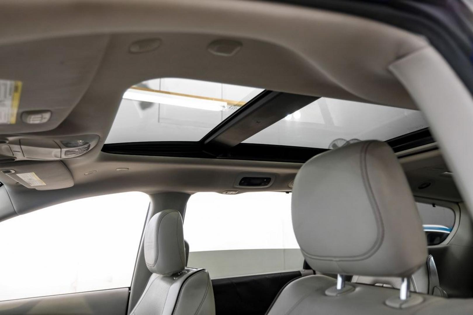 2020 Ocean Blue Metallic /Black Chrysler Pacifica Limited (2C4RC1GG0LR) with an 3.6L V6 24V VVT engine, Automatic transmission, located at 15300 Midway Rd., Addison, TX, 75001, (972) 702-0011, 32.958321, -96.838074 - Photo#4