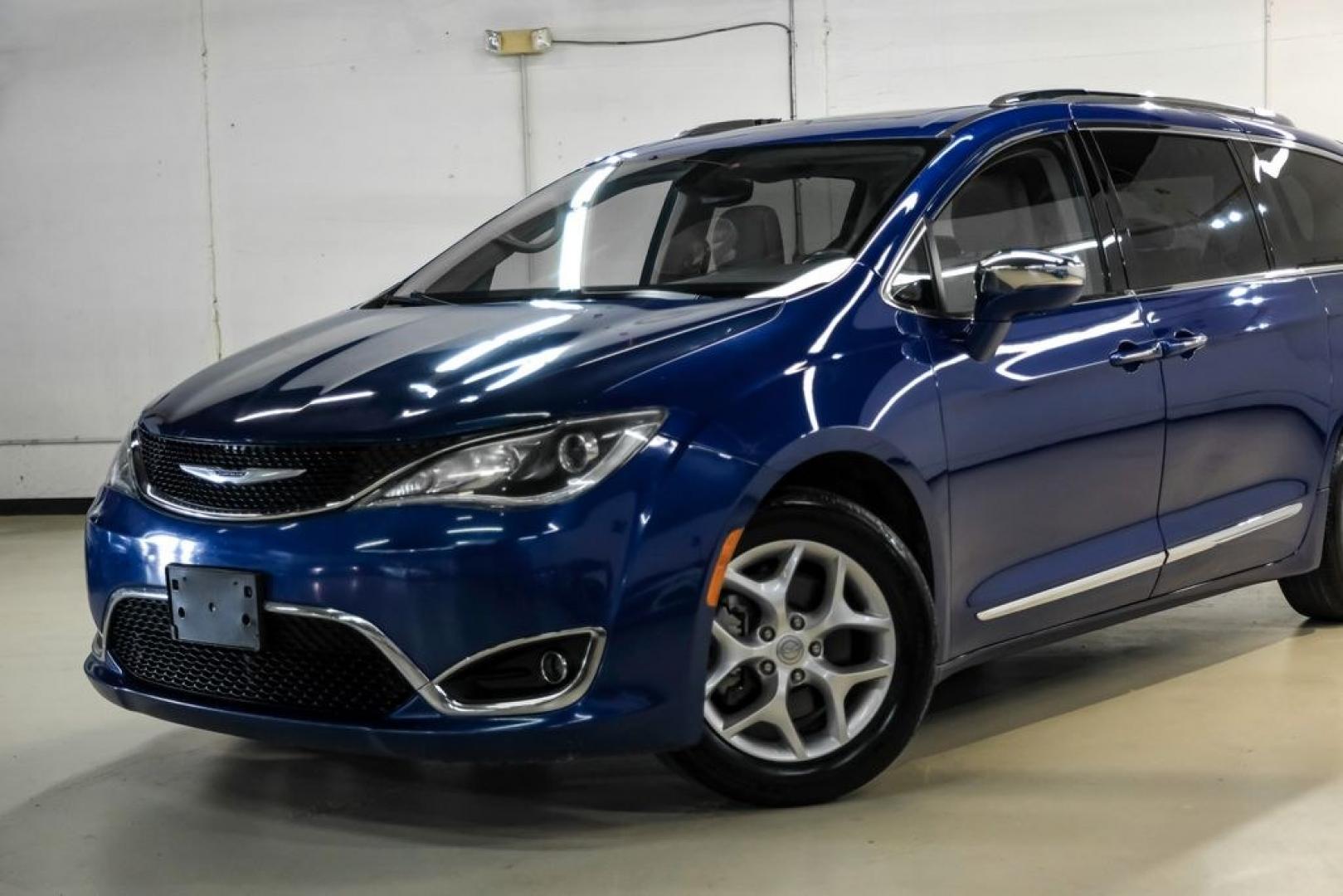 2020 Ocean Blue Metallic /Black Chrysler Pacifica Limited (2C4RC1GG0LR) with an 3.6L V6 24V VVT engine, Automatic transmission, located at 15300 Midway Rd., Addison, TX, 75001, (972) 702-0011, 32.958321, -96.838074 - Photo#5