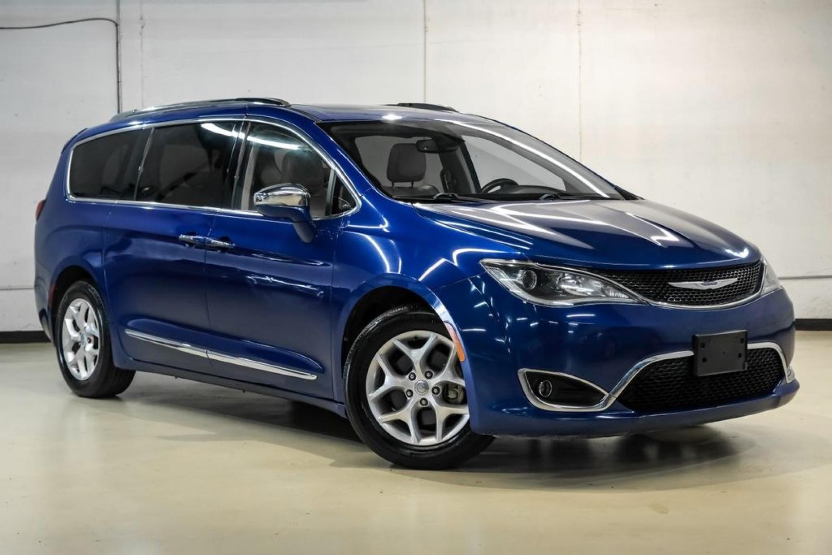2020 Ocean Blue Metallic /Black Chrysler Pacifica Limited (2C4RC1GG0LR) with an 3.6L V6 24V VVT engine, Automatic transmission, located at 15300 Midway Rd., Addison, TX, 75001, (972) 702-0011, 32.958321, -96.838074 - Photo#8