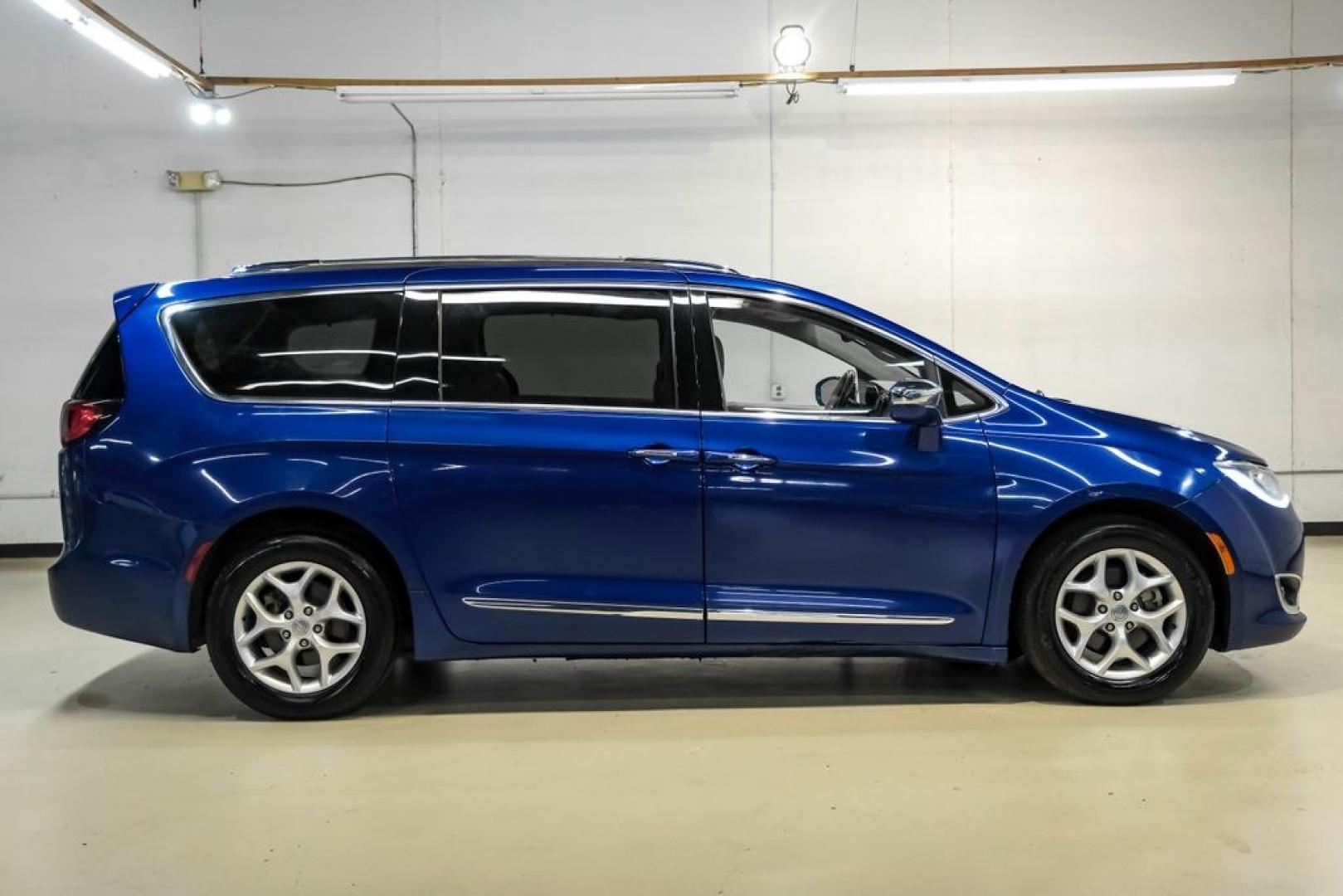 2020 Ocean Blue Metallic /Black Chrysler Pacifica Limited (2C4RC1GG0LR) with an 3.6L V6 24V VVT engine, Automatic transmission, located at 15300 Midway Rd., Addison, TX, 75001, (972) 702-0011, 32.958321, -96.838074 - Photo#9