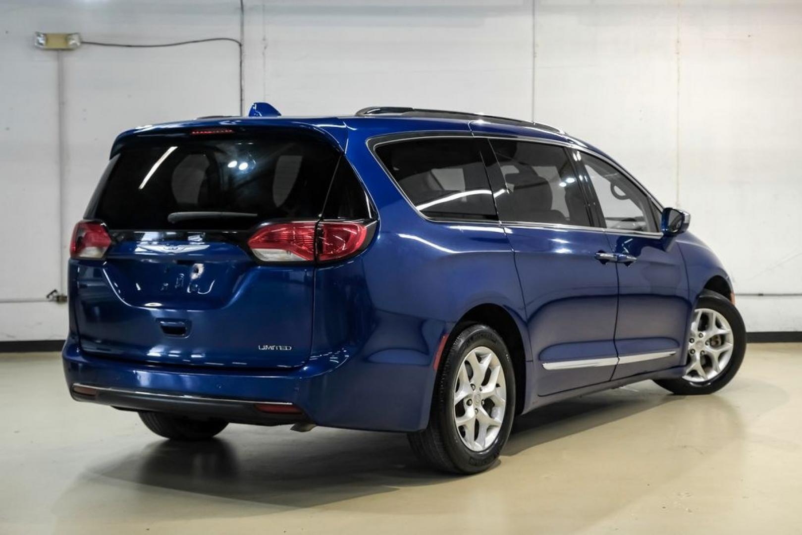 2020 Ocean Blue Metallic /Black Chrysler Pacifica Limited (2C4RC1GG0LR) with an 3.6L V6 24V VVT engine, Automatic transmission, located at 15300 Midway Rd., Addison, TX, 75001, (972) 702-0011, 32.958321, -96.838074 - Photo#10