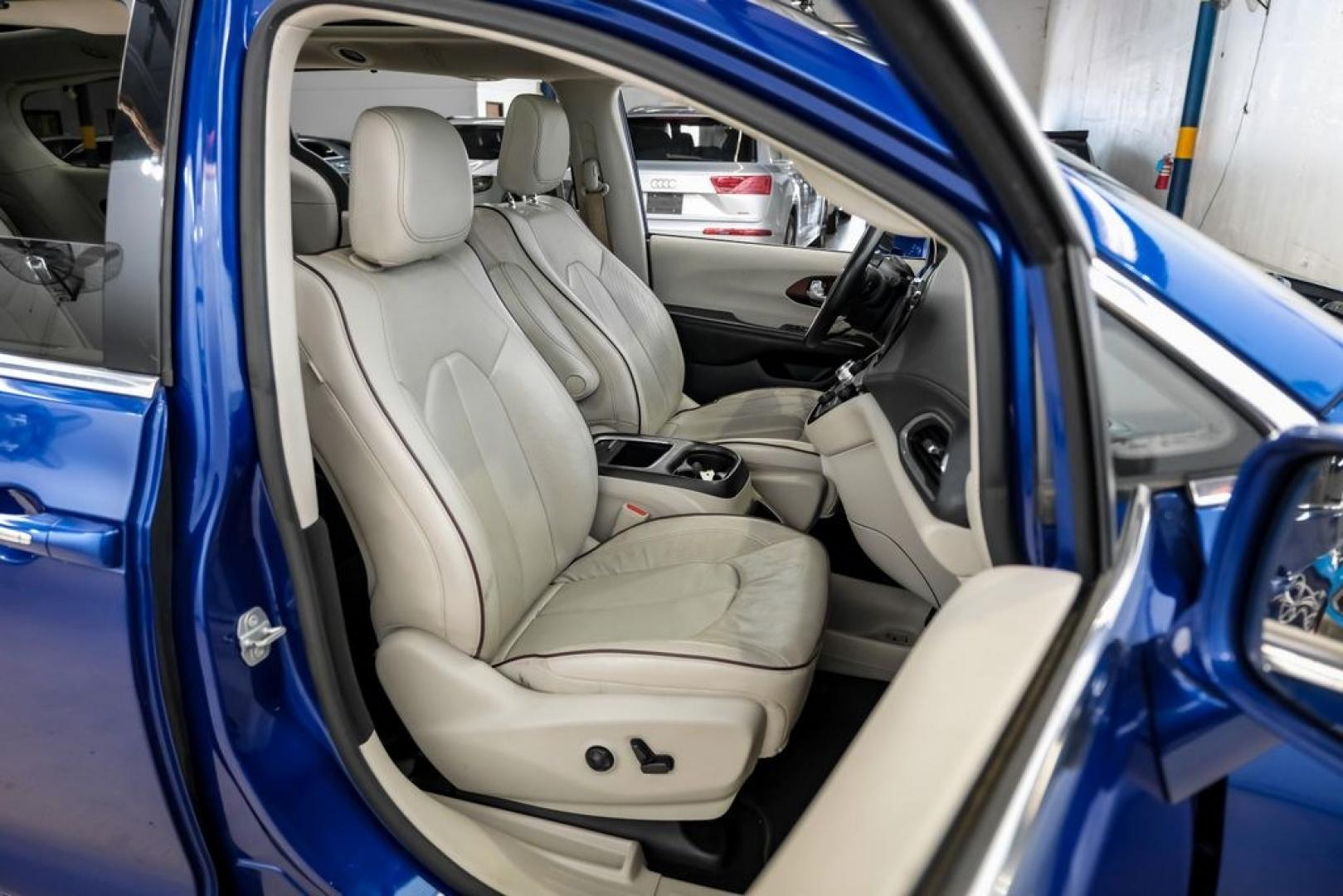 2020 Ocean Blue Metallic /Black Chrysler Pacifica Limited (2C4RC1GG0LR) with an 3.6L V6 24V VVT engine, Automatic transmission, located at 15300 Midway Rd., Addison, TX, 75001, (972) 702-0011, 32.958321, -96.838074 - Photo#32