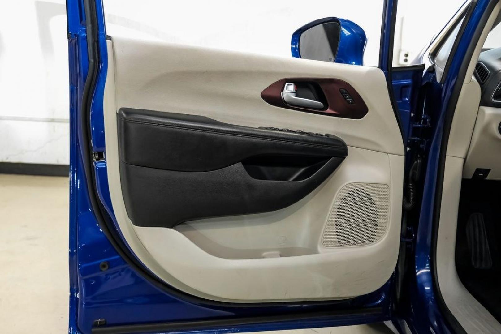 2020 Ocean Blue Metallic /Black Chrysler Pacifica Limited (2C4RC1GG0LR) with an 3.6L V6 24V VVT engine, Automatic transmission, located at 15300 Midway Rd., Addison, TX, 75001, (972) 702-0011, 32.958321, -96.838074 - Photo#40