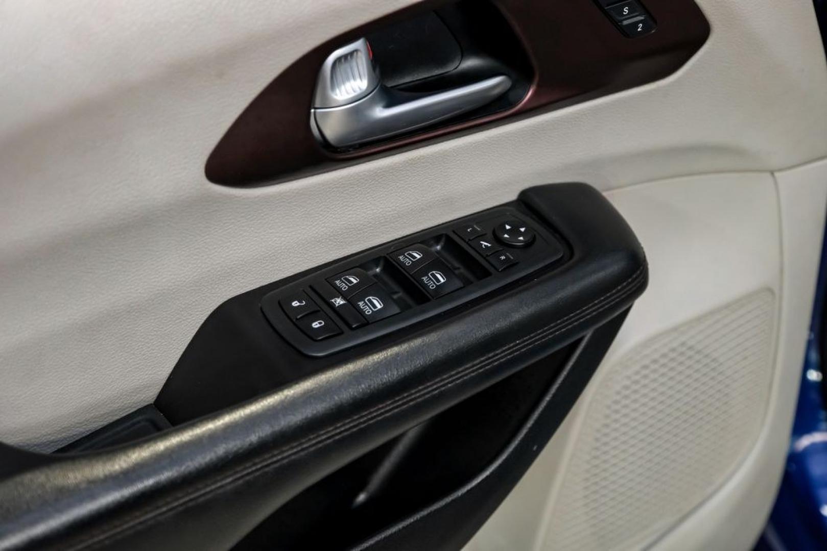 2020 Ocean Blue Metallic /Black Chrysler Pacifica Limited (2C4RC1GG0LR) with an 3.6L V6 24V VVT engine, Automatic transmission, located at 15300 Midway Rd., Addison, TX, 75001, (972) 702-0011, 32.958321, -96.838074 - Photo#41