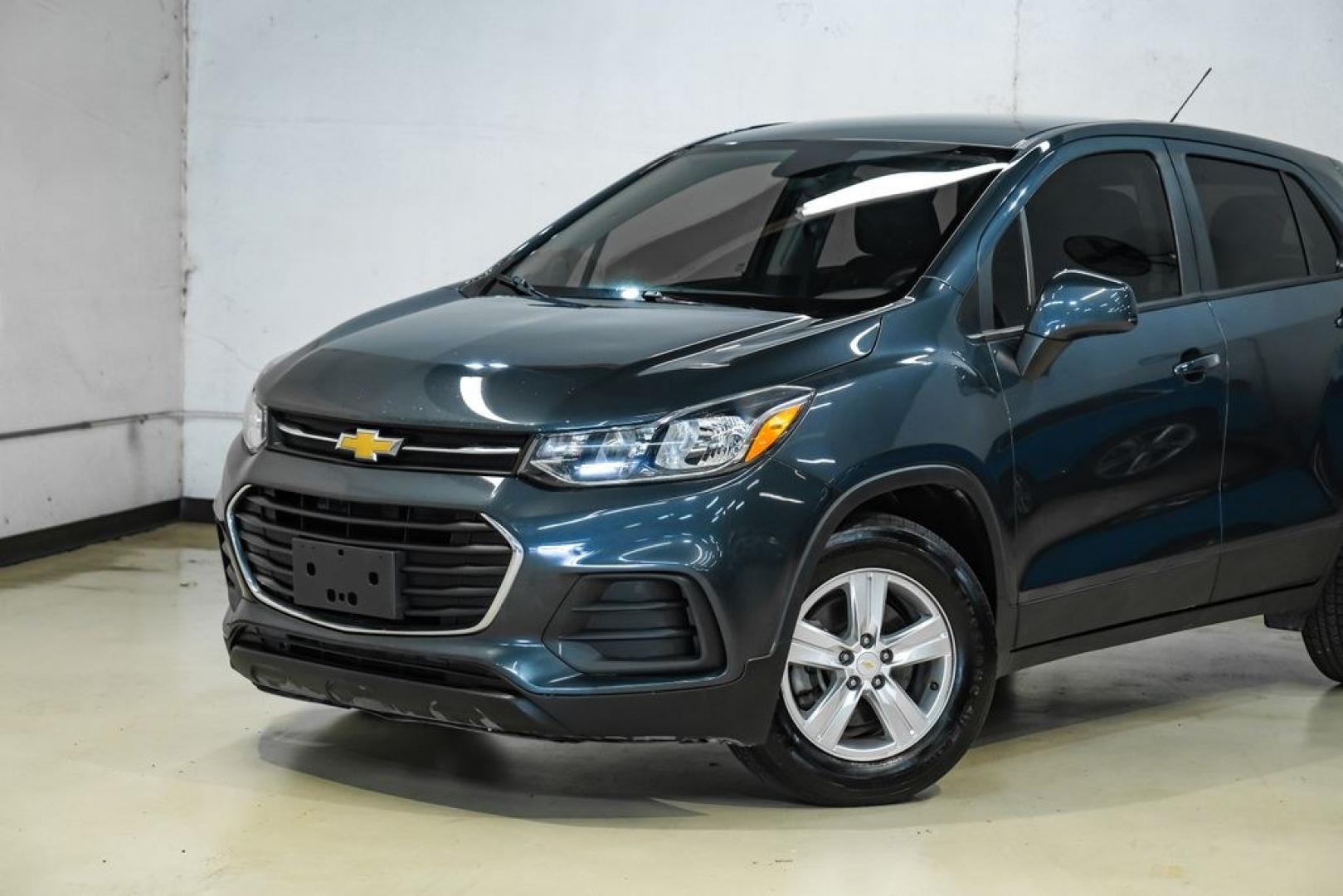 2021 Shadow Gray Metallic /Jet Black Chevrolet Trax LS (KL7CJKSB0MB) with an ECOTEC Turbo 1.4L VVT DOHC 4-Cyl engine, Automatic transmission, located at 15300 Midway Rd., Addison, TX, 75001, (972) 702-0011, 32.958321, -96.838074 - Photo#4