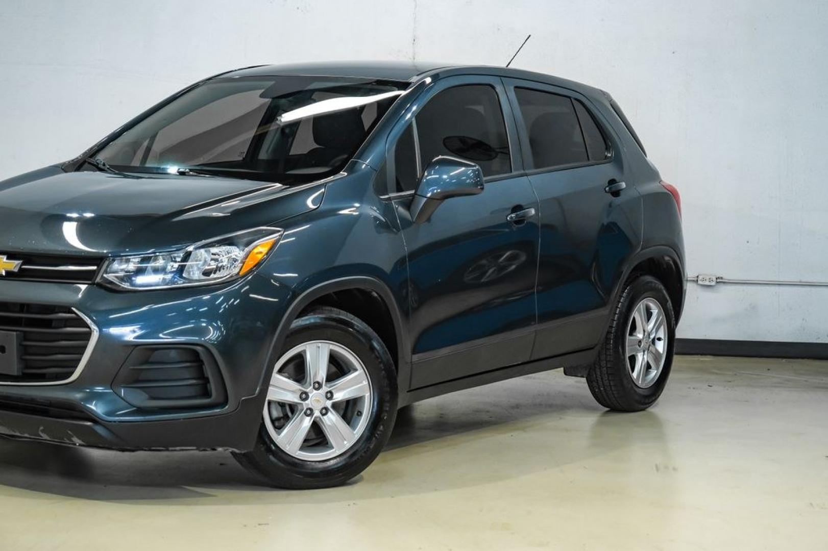 2021 Shadow Gray Metallic /Jet Black Chevrolet Trax LS (KL7CJKSB0MB) with an ECOTEC Turbo 1.4L VVT DOHC 4-Cyl engine, Automatic transmission, located at 15300 Midway Rd., Addison, TX, 75001, (972) 702-0011, 32.958321, -96.838074 - Photo#5