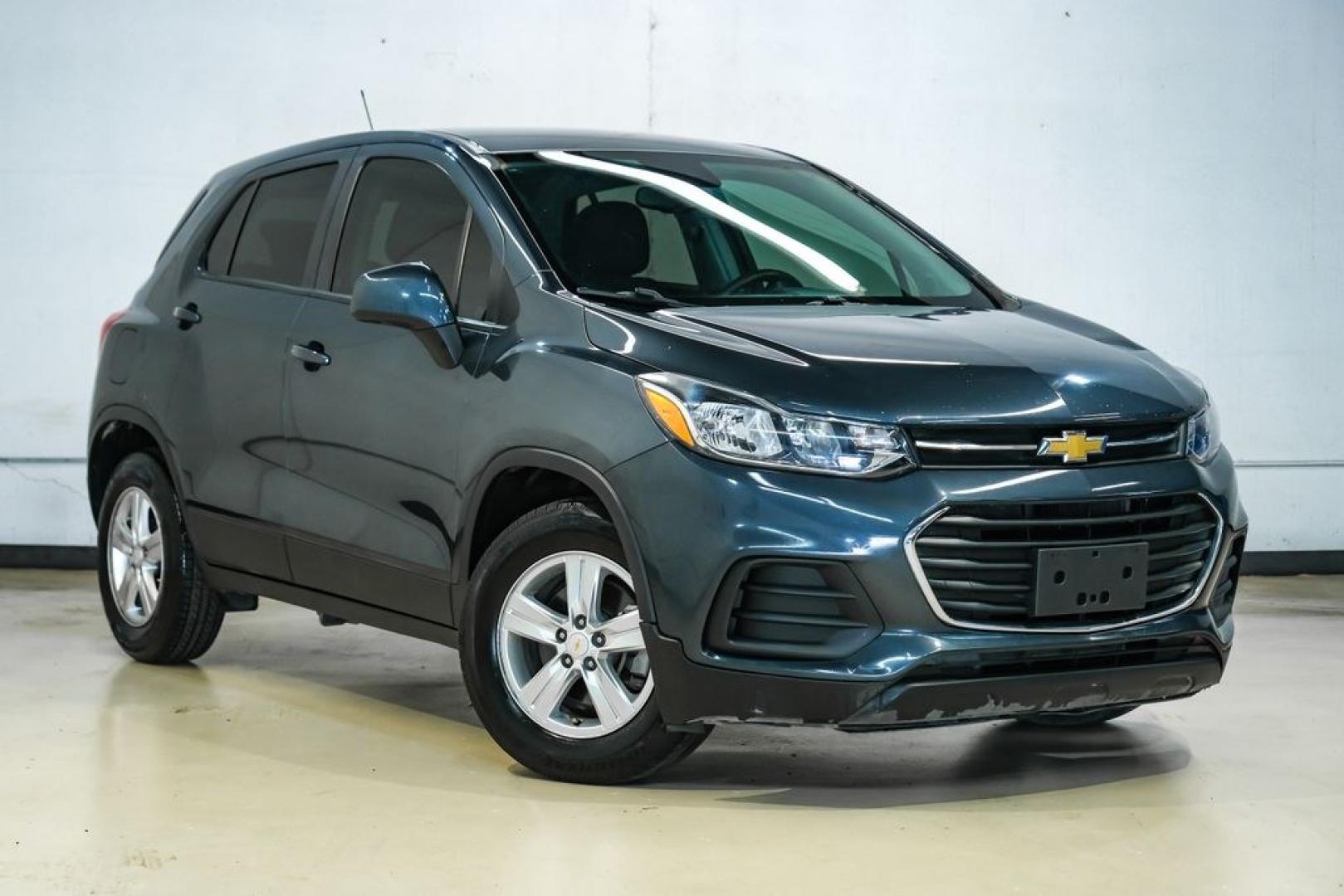 2021 Shadow Gray Metallic /Jet Black Chevrolet Trax LS (KL7CJKSB0MB) with an ECOTEC Turbo 1.4L VVT DOHC 4-Cyl engine, Automatic transmission, located at 15300 Midway Rd., Addison, TX, 75001, (972) 702-0011, 32.958321, -96.838074 - Photo#7