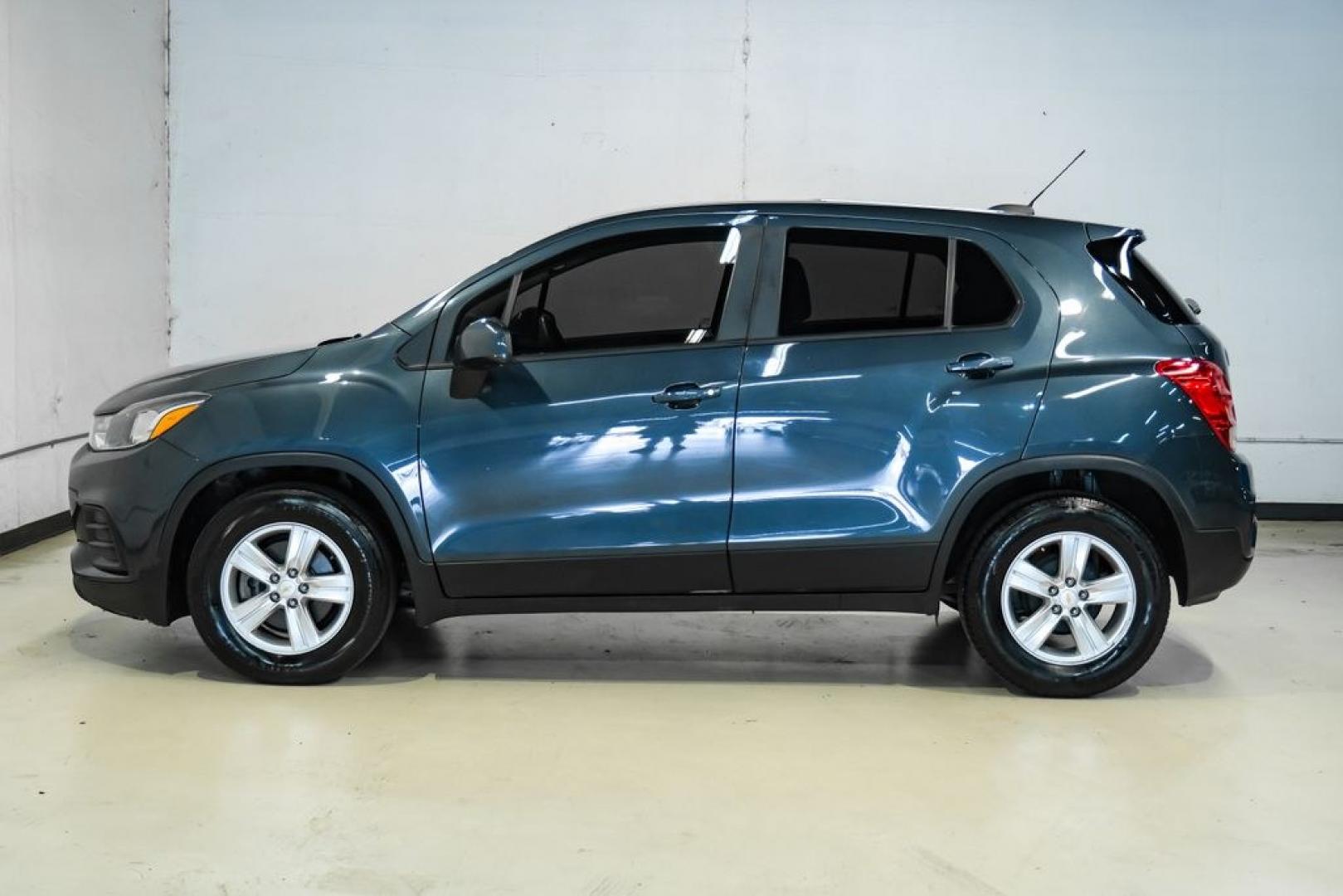 2021 Shadow Gray Metallic /Jet Black Chevrolet Trax LS (KL7CJKSB0MB) with an ECOTEC Turbo 1.4L VVT DOHC 4-Cyl engine, Automatic transmission, located at 15300 Midway Rd., Addison, TX, 75001, (972) 702-0011, 32.958321, -96.838074 - Photo#14