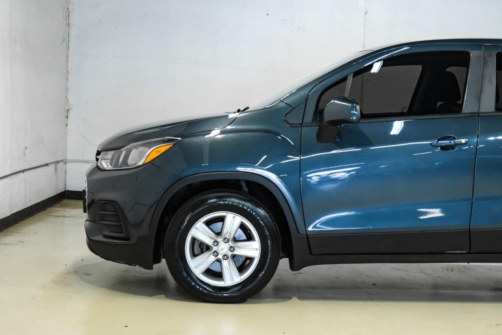 2021 Shadow Gray Metallic /Jet Black Chevrolet Trax LS (KL7CJKSB0MB) with an ECOTEC Turbo 1.4L VVT DOHC 4-Cyl engine, Automatic transmission, located at 15300 Midway Rd., Addison, TX, 75001, (972) 702-0011, 32.958321, -96.838074 - Photo#15