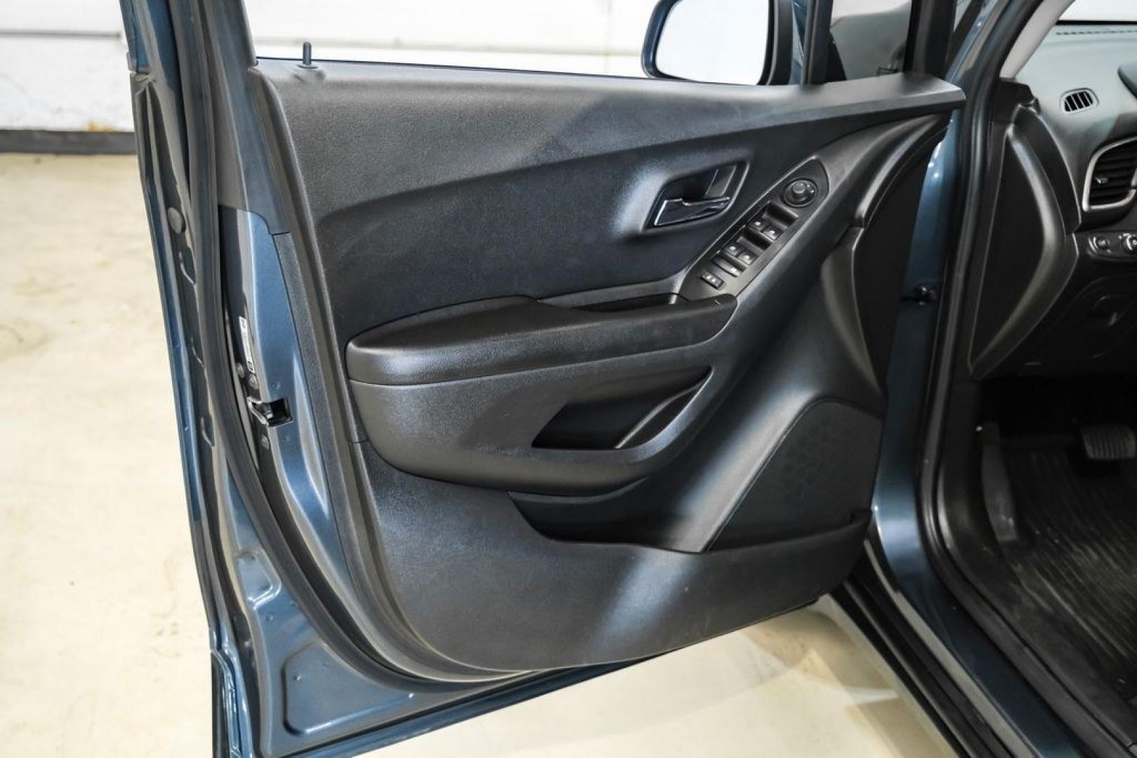 2021 Shadow Gray Metallic /Jet Black Chevrolet Trax LS (KL7CJKSB0MB) with an ECOTEC Turbo 1.4L VVT DOHC 4-Cyl engine, Automatic transmission, located at 15300 Midway Rd., Addison, TX, 75001, (972) 702-0011, 32.958321, -96.838074 - Photo#42