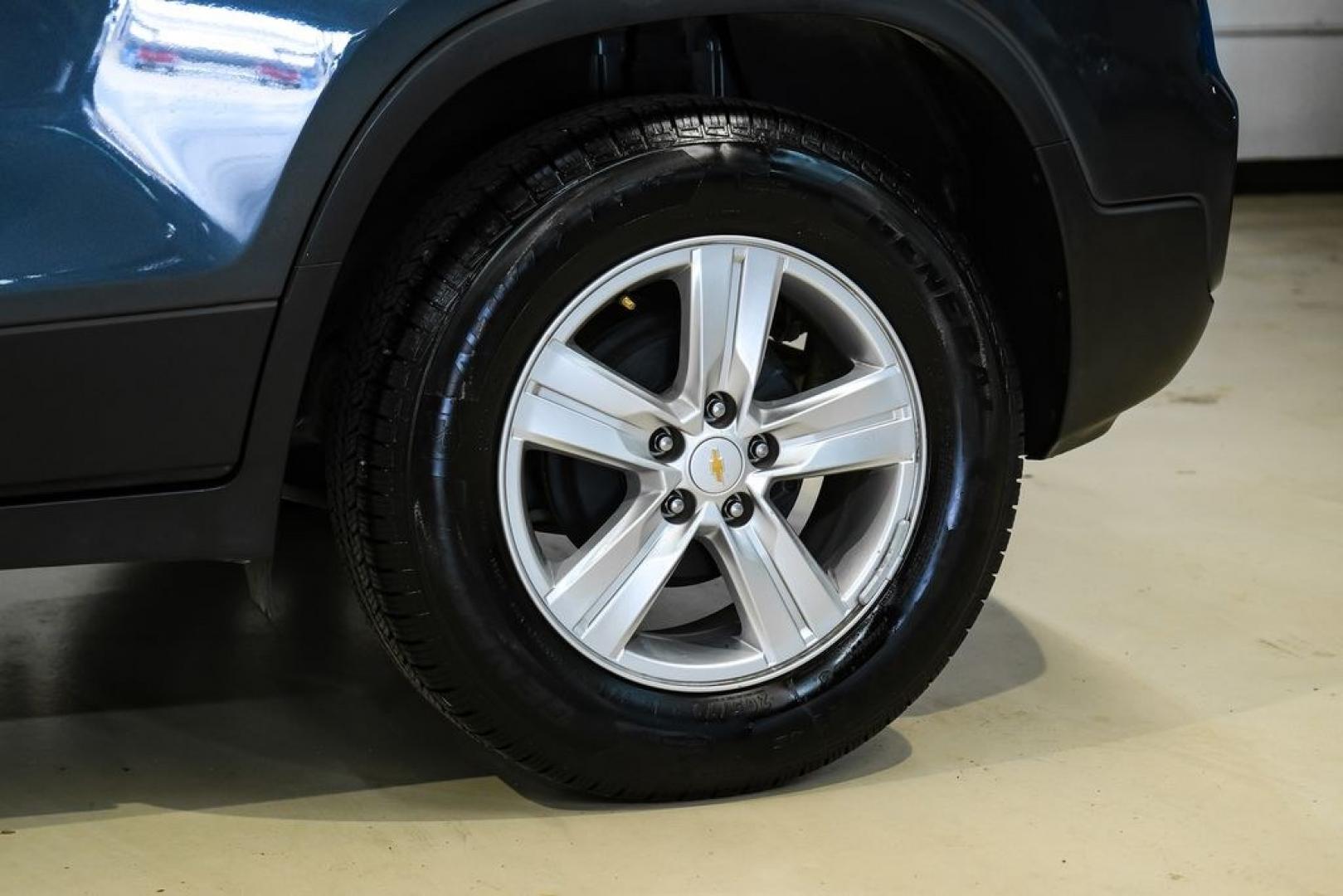 2021 Shadow Gray Metallic /Jet Black Chevrolet Trax LS (KL7CJKSB0MB) with an ECOTEC Turbo 1.4L VVT DOHC 4-Cyl engine, Automatic transmission, located at 15300 Midway Rd., Addison, TX, 75001, (972) 702-0011, 32.958321, -96.838074 - Photo#55