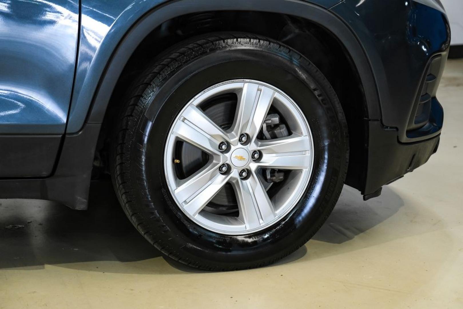 2021 Shadow Gray Metallic /Jet Black Chevrolet Trax LS (KL7CJKSB0MB) with an ECOTEC Turbo 1.4L VVT DOHC 4-Cyl engine, Automatic transmission, located at 15300 Midway Rd., Addison, TX, 75001, (972) 702-0011, 32.958321, -96.838074 - Photo#57