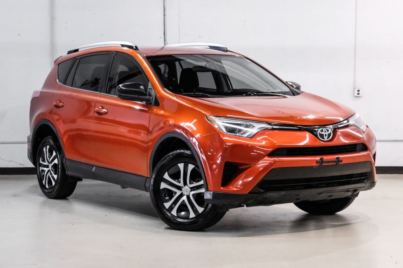 2016 Hot Lava /Black Toyota RAV4 LE (JTMZFREV3GJ) with an 2.5L 4-Cylinder DOHC Dual VVT-i engine, Automatic transmission, located at 15300 Midway Rd., Addison, TX, 75001, (972) 702-0011, 32.958321, -96.838074 - Photo#5