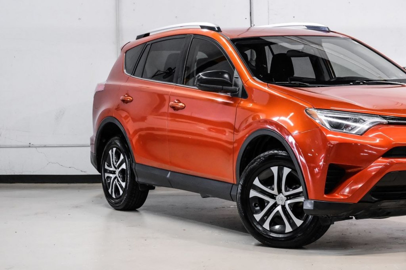2016 Hot Lava /Black Toyota RAV4 LE (JTMZFREV3GJ) with an 2.5L 4-Cylinder DOHC Dual VVT-i engine, Automatic transmission, located at 15300 Midway Rd., Addison, TX, 75001, (972) 702-0011, 32.958321, -96.838074 - Photo#6