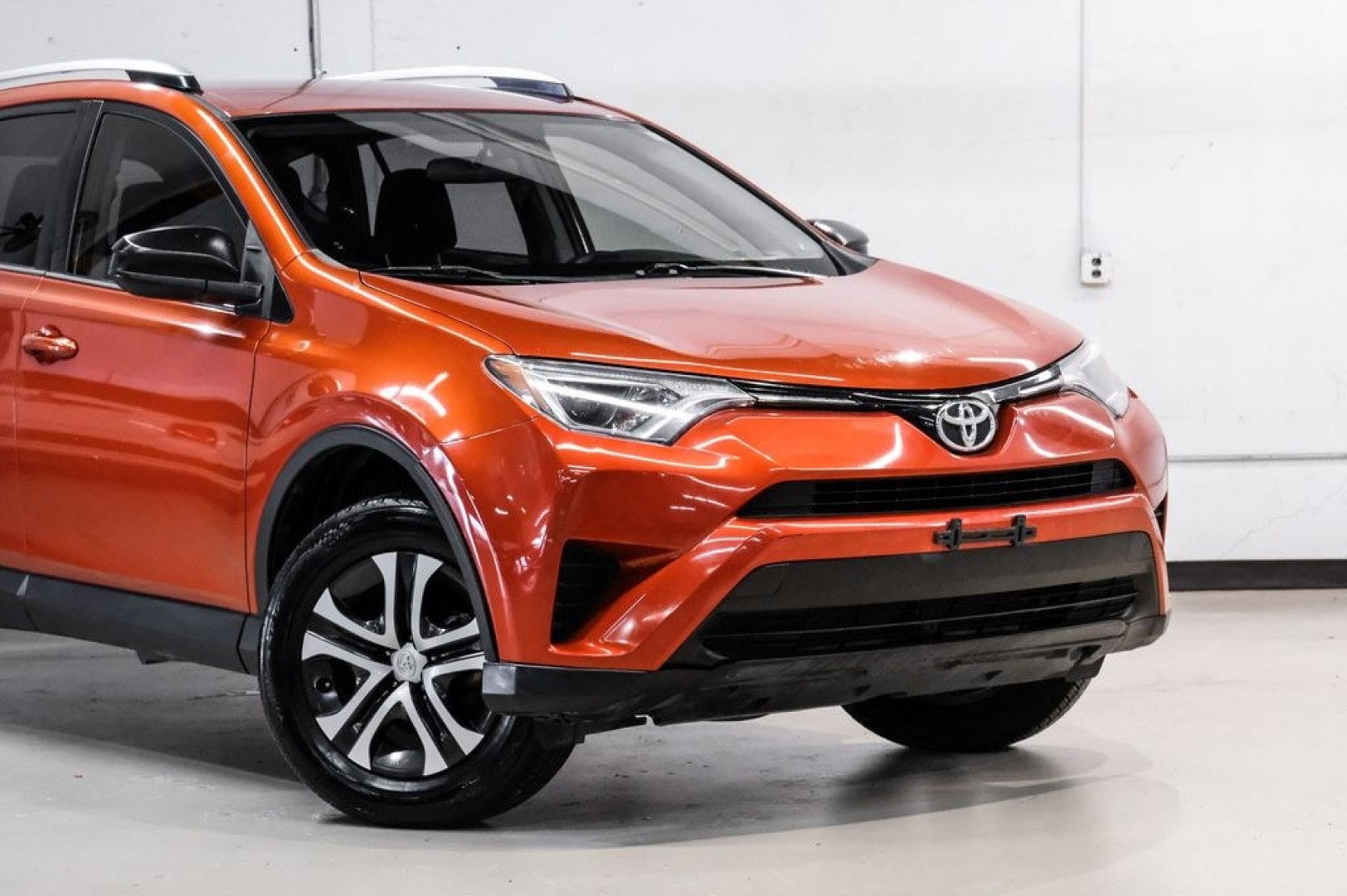 2016 Hot Lava /Black Toyota RAV4 LE (JTMZFREV3GJ) with an 2.5L 4-Cylinder DOHC Dual VVT-i engine, Automatic transmission, located at 15300 Midway Rd., Addison, TX, 75001, (972) 702-0011, 32.958321, -96.838074 - Photo#7