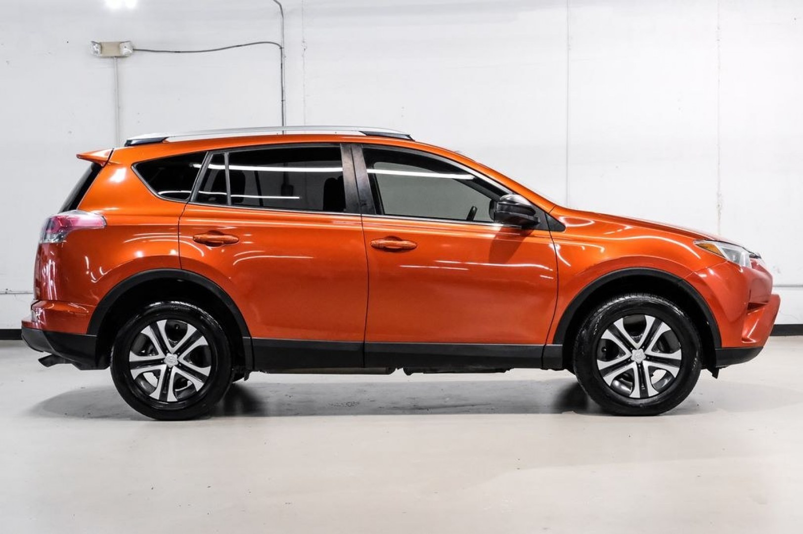 2016 Hot Lava /Black Toyota RAV4 LE (JTMZFREV3GJ) with an 2.5L 4-Cylinder DOHC Dual VVT-i engine, Automatic transmission, located at 15300 Midway Rd., Addison, TX, 75001, (972) 702-0011, 32.958321, -96.838074 - Photo#8