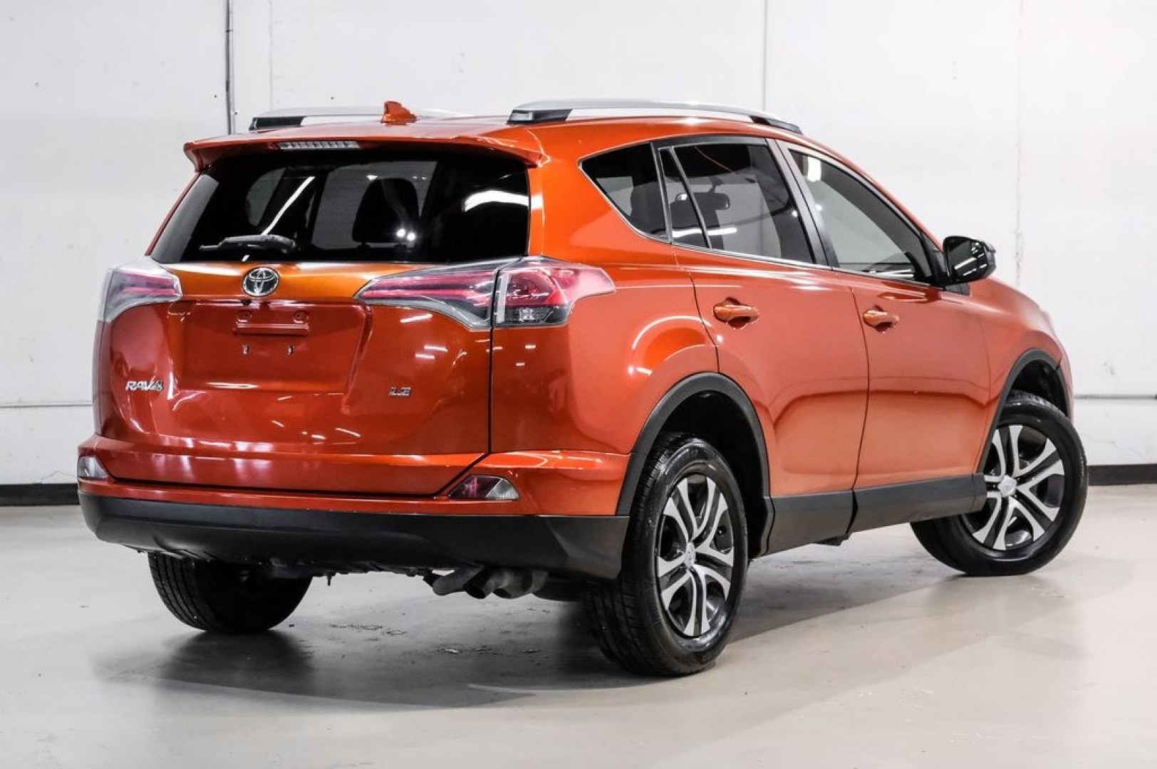 2016 Hot Lava /Black Toyota RAV4 LE (JTMZFREV3GJ) with an 2.5L 4-Cylinder DOHC Dual VVT-i engine, Automatic transmission, located at 15300 Midway Rd., Addison, TX, 75001, (972) 702-0011, 32.958321, -96.838074 - Photo#9