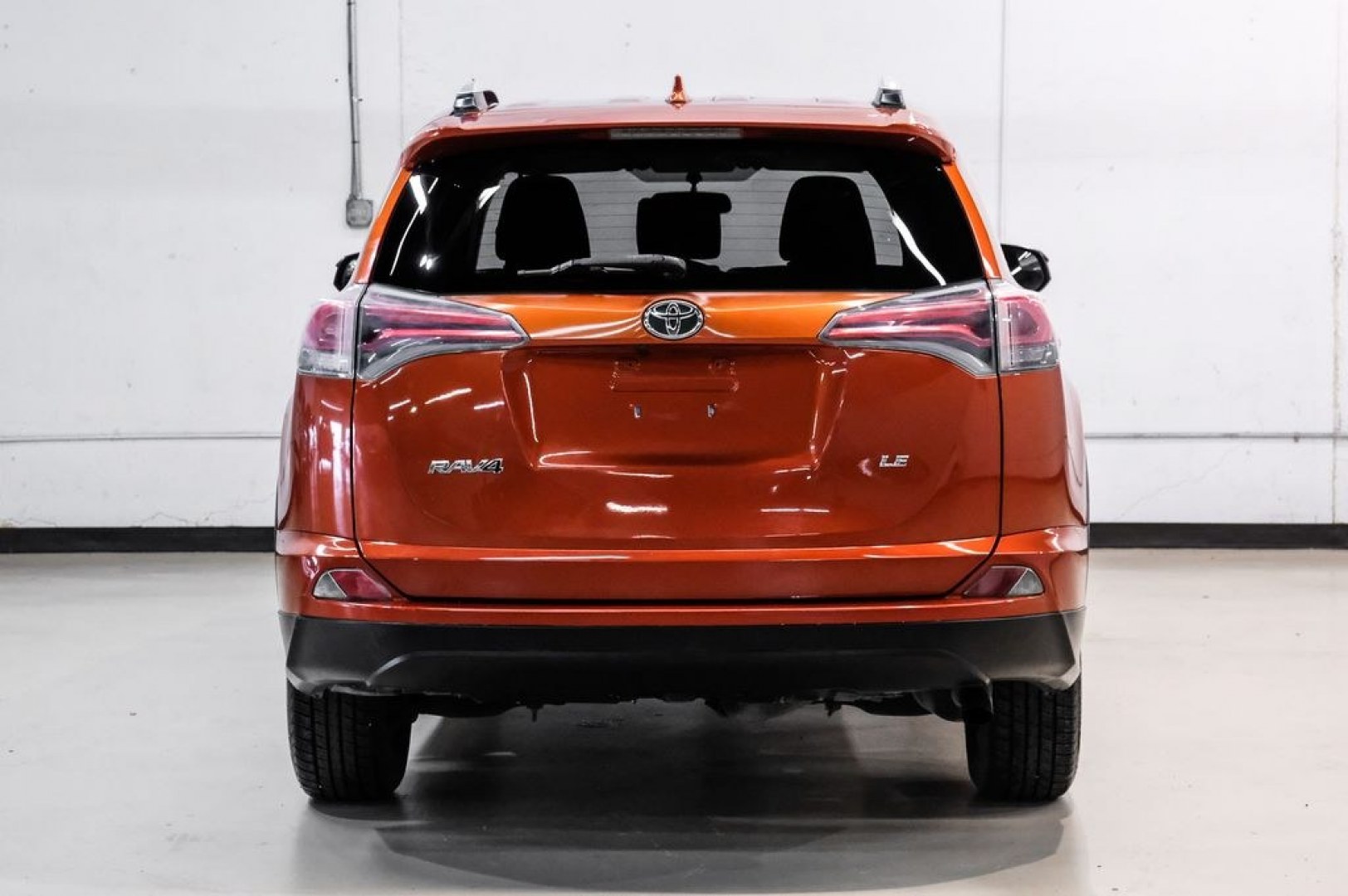 2016 Hot Lava /Black Toyota RAV4 LE (JTMZFREV3GJ) with an 2.5L 4-Cylinder DOHC Dual VVT-i engine, Automatic transmission, located at 15300 Midway Rd., Addison, TX, 75001, (972) 702-0011, 32.958321, -96.838074 - Photo#10