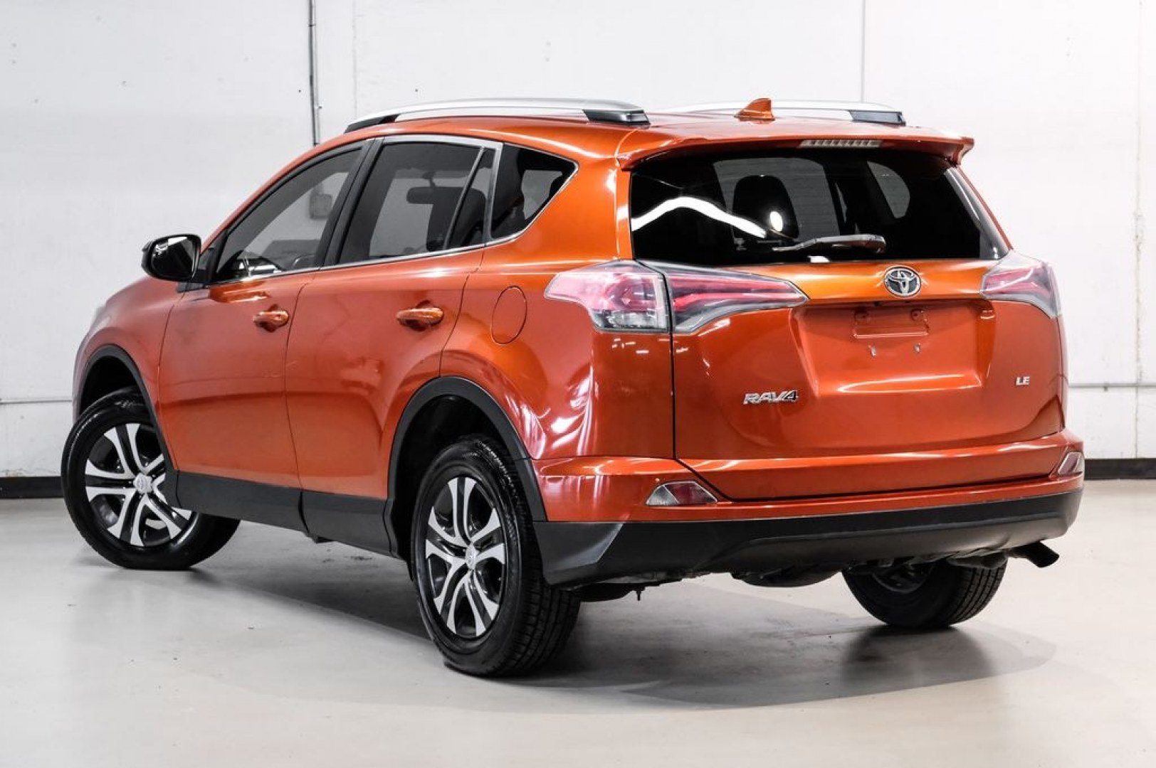 2016 Hot Lava /Black Toyota RAV4 LE (JTMZFREV3GJ) with an 2.5L 4-Cylinder DOHC Dual VVT-i engine, Automatic transmission, located at 15300 Midway Rd., Addison, TX, 75001, (972) 702-0011, 32.958321, -96.838074 - Photo#11