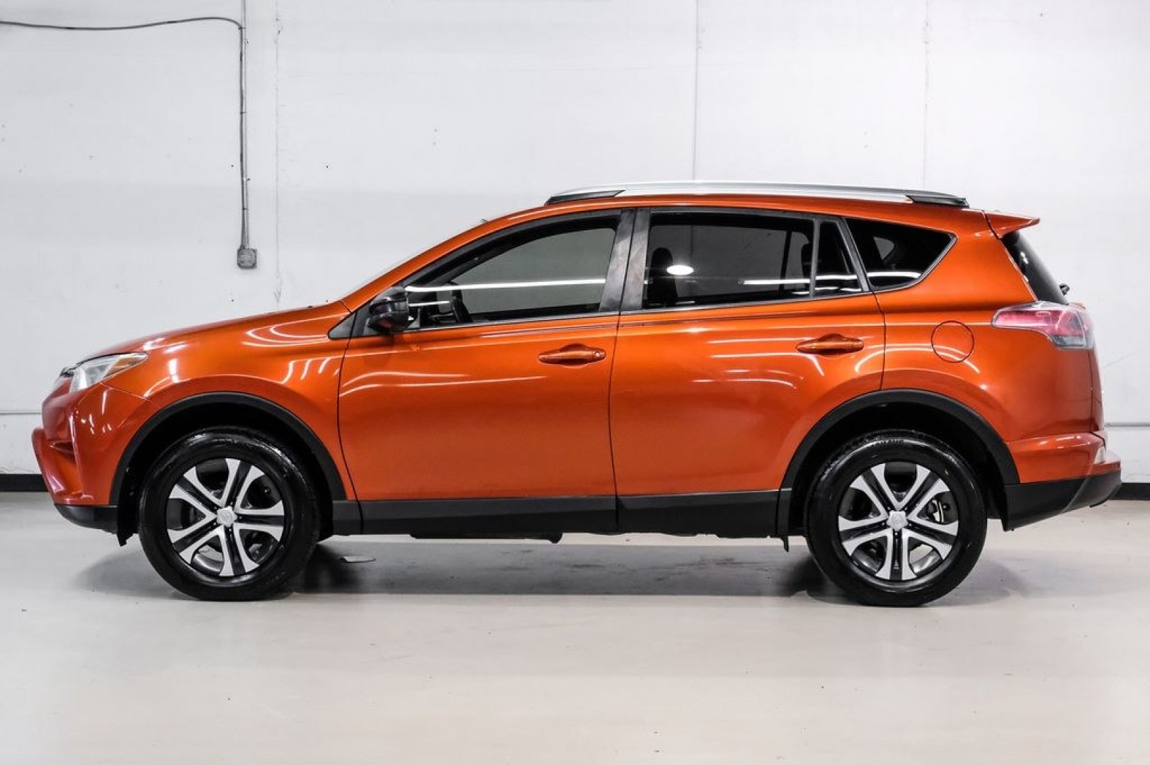 2016 Hot Lava /Black Toyota RAV4 LE (JTMZFREV3GJ) with an 2.5L 4-Cylinder DOHC Dual VVT-i engine, Automatic transmission, located at 15300 Midway Rd., Addison, TX, 75001, (972) 702-0011, 32.958321, -96.838074 - Photo#12