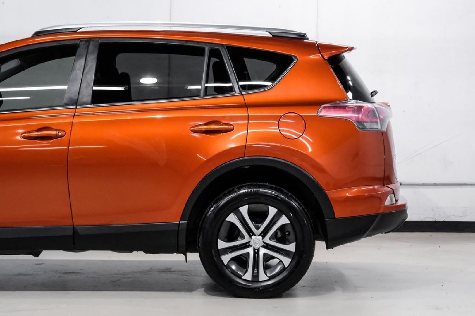 2016 Hot Lava /Black Toyota RAV4 LE (JTMZFREV3GJ) with an 2.5L 4-Cylinder DOHC Dual VVT-i engine, Automatic transmission, located at 15300 Midway Rd., Addison, TX, 75001, (972) 702-0011, 32.958321, -96.838074 - Photo#14