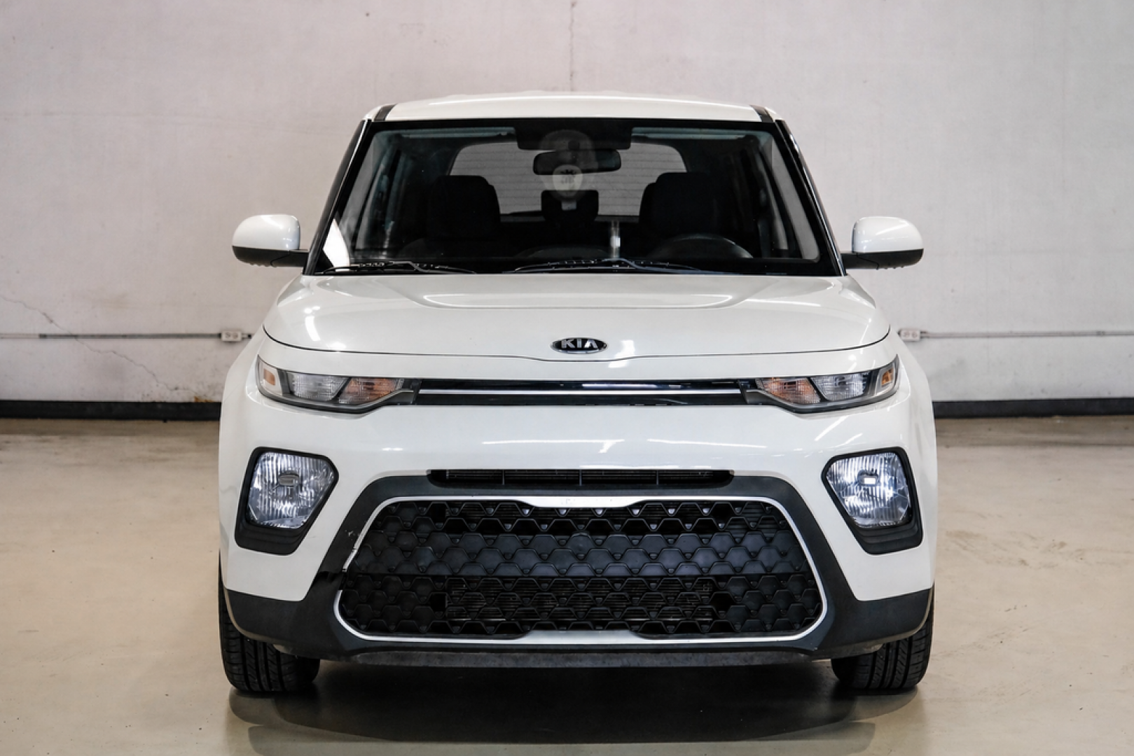 2020 Snow White Pearl /Black Kia Soul LX (KNDJ23AUXL7) with an 2.0L I4 MPI DOHC 16V LEV3-SULEV30 147hp engine, CVT transmission, located at 15300 Midway Rd., Addison, TX, 75001, (972) 702-0011, 32.958321, -96.838074- Photo#4