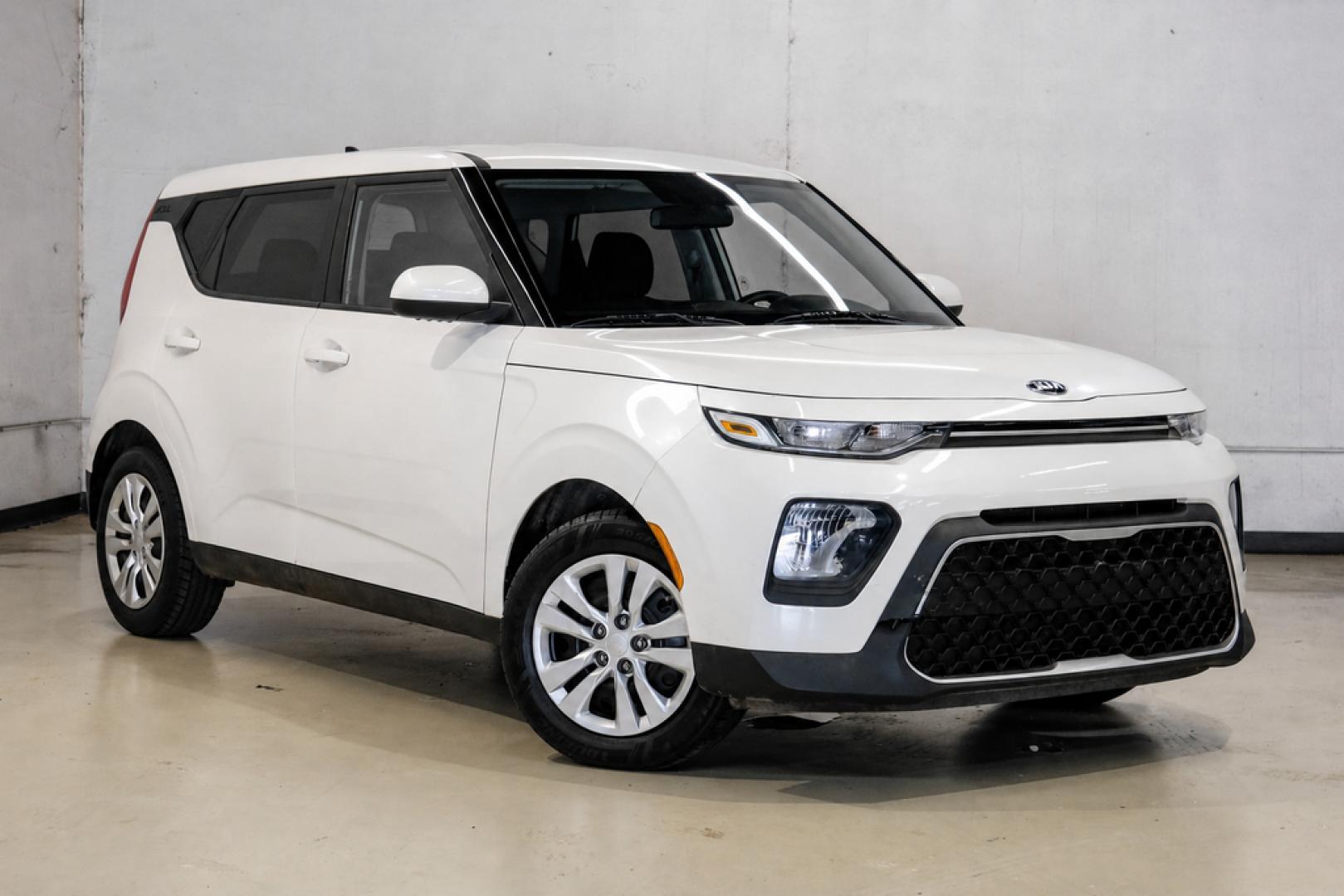 2020 Snow White Pearl /Black Kia Soul LX (KNDJ23AUXL7) with an 2.0L I4 MPI DOHC 16V LEV3-SULEV30 147hp engine, CVT transmission, located at 15300 Midway Rd., Addison, TX, 75001, (972) 702-0011, 32.958321, -96.838074- Photo#5