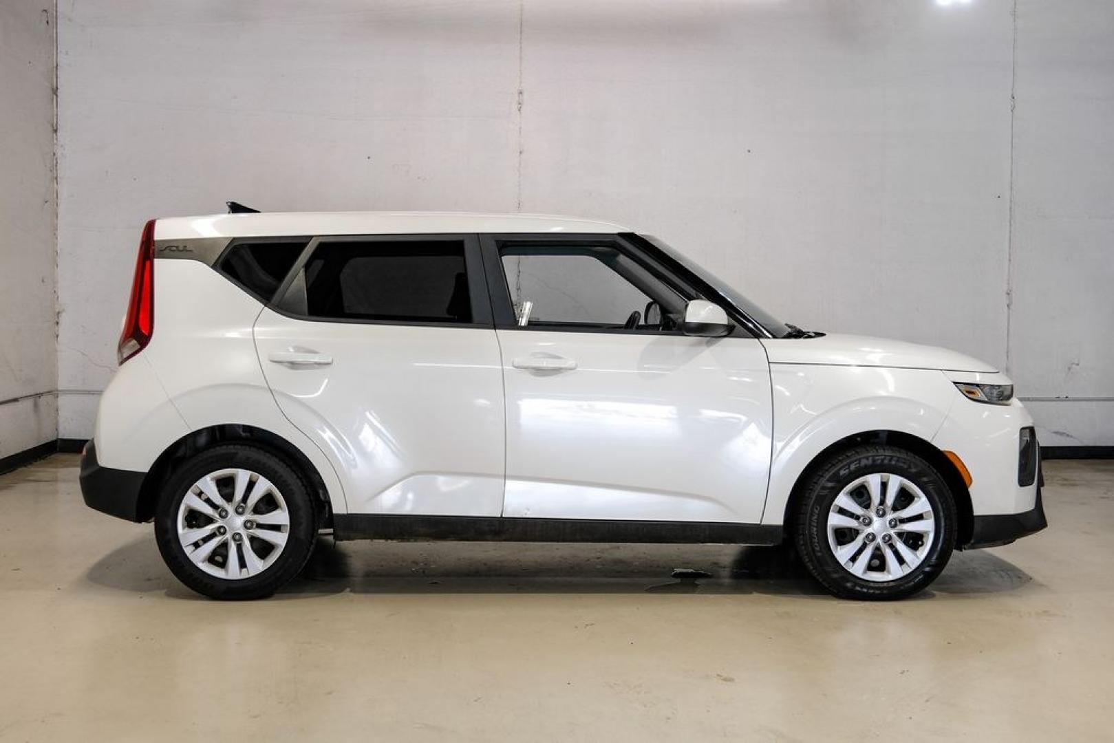 2020 Snow White Pearl /Black Kia Soul LX (KNDJ23AUXL7) with an 2.0L I4 MPI DOHC 16V LEV3-SULEV30 147hp engine, CVT transmission, located at 15300 Midway Rd., Addison, TX, 75001, (972) 702-0011, 32.958321, -96.838074- Photo#6