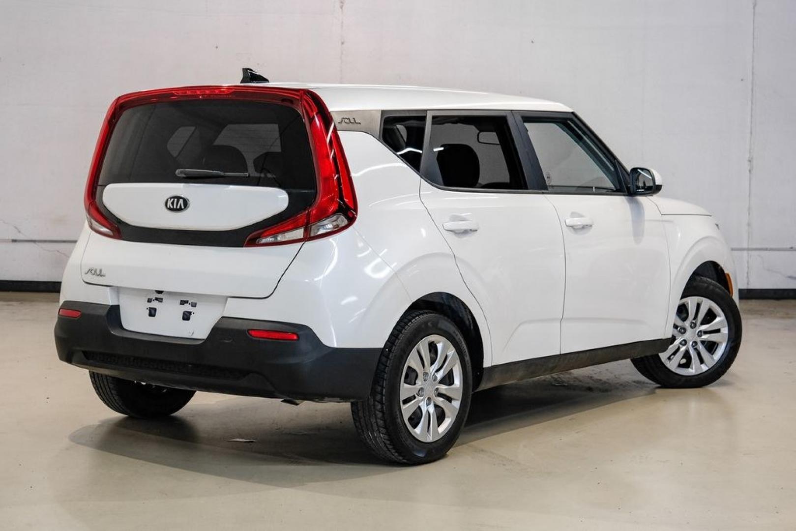 2020 Snow White Pearl /Black Kia Soul LX (KNDJ23AUXL7) with an 2.0L I4 MPI DOHC 16V LEV3-SULEV30 147hp engine, CVT transmission, located at 15300 Midway Rd., Addison, TX, 75001, (972) 702-0011, 32.958321, -96.838074- Photo#7