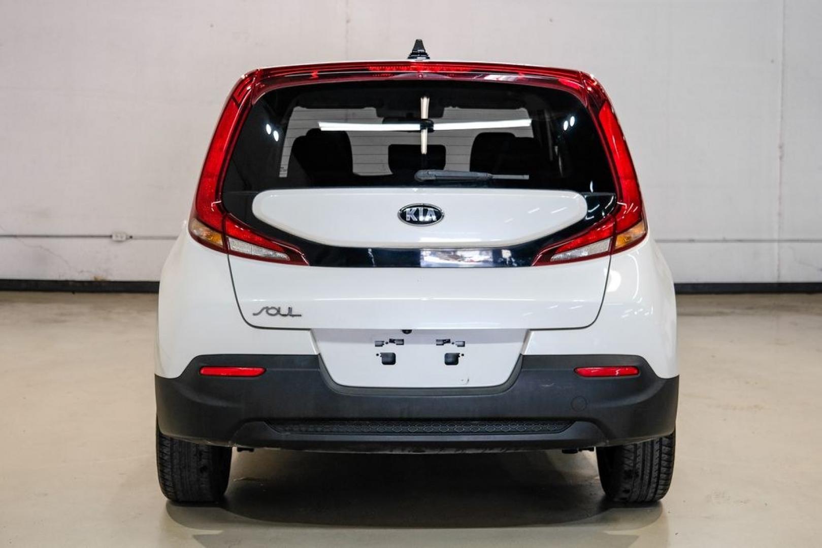 2020 Snow White Pearl /Black Kia Soul LX (KNDJ23AUXL7) with an 2.0L I4 MPI DOHC 16V LEV3-SULEV30 147hp engine, CVT transmission, located at 15300 Midway Rd., Addison, TX, 75001, (972) 702-0011, 32.958321, -96.838074- Photo#8