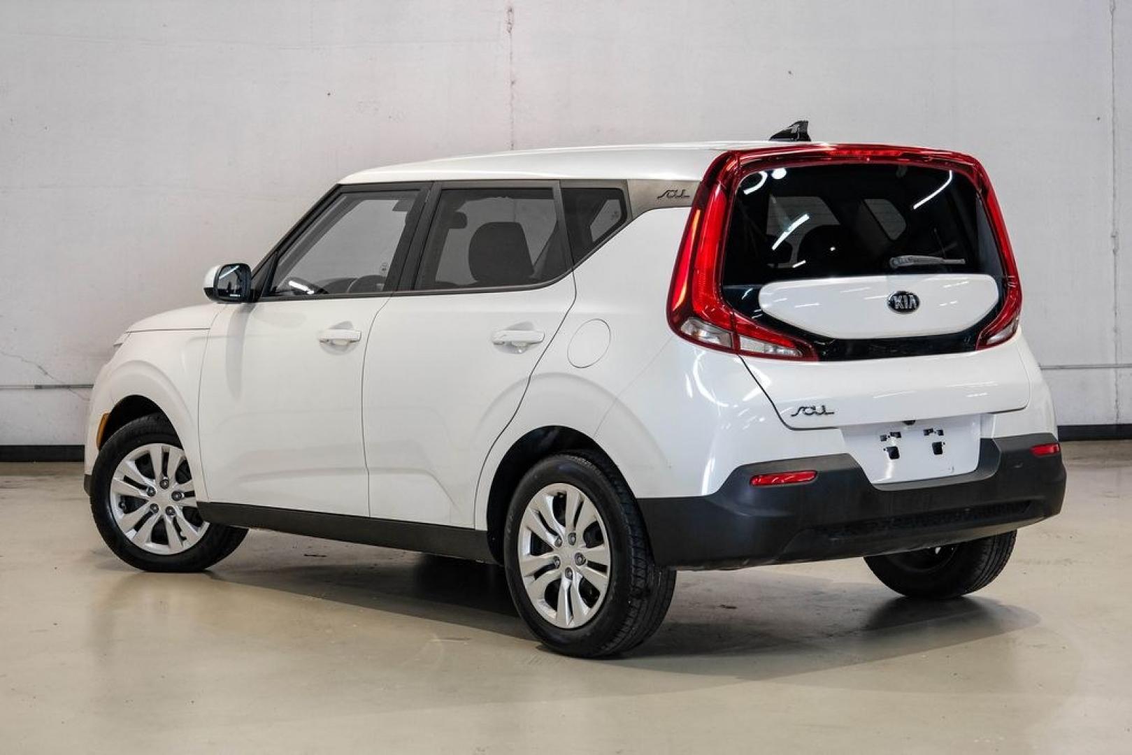 2020 Snow White Pearl /Black Kia Soul LX (KNDJ23AUXL7) with an 2.0L I4 MPI DOHC 16V LEV3-SULEV30 147hp engine, CVT transmission, located at 15300 Midway Rd., Addison, TX, 75001, (972) 702-0011, 32.958321, -96.838074- Photo#9