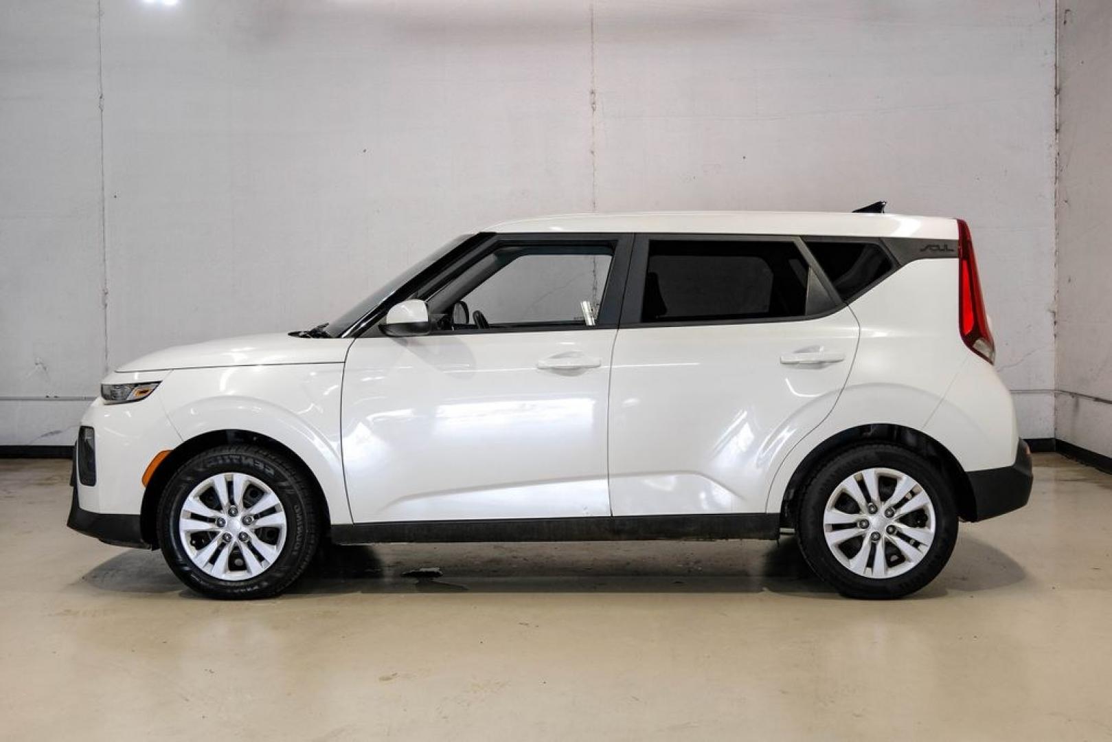 2020 Snow White Pearl /Black Kia Soul LX (KNDJ23AUXL7) with an 2.0L I4 MPI DOHC 16V LEV3-SULEV30 147hp engine, CVT transmission, located at 15300 Midway Rd., Addison, TX, 75001, (972) 702-0011, 32.958321, -96.838074- Photo#10