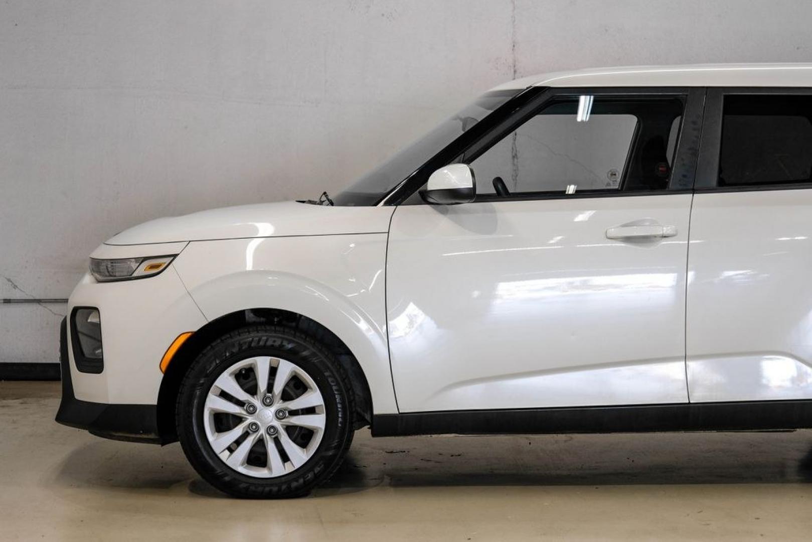 2020 Snow White Pearl /Black Kia Soul LX (KNDJ23AUXL7) with an 2.0L I4 MPI DOHC 16V LEV3-SULEV30 147hp engine, CVT transmission, located at 15300 Midway Rd., Addison, TX, 75001, (972) 702-0011, 32.958321, -96.838074- Photo#11