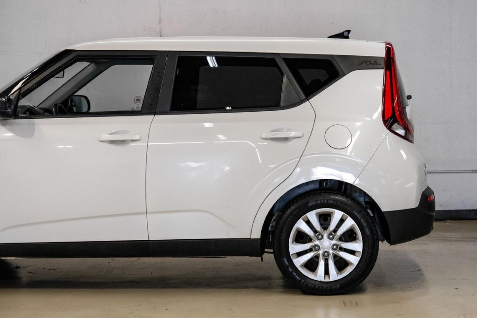 2020 Snow White Pearl /Black Kia Soul LX (KNDJ23AUXL7) with an 2.0L I4 MPI DOHC 16V LEV3-SULEV30 147hp engine, CVT transmission, located at 15300 Midway Rd., Addison, TX, 75001, (972) 702-0011, 32.958321, -96.838074- Photo#12