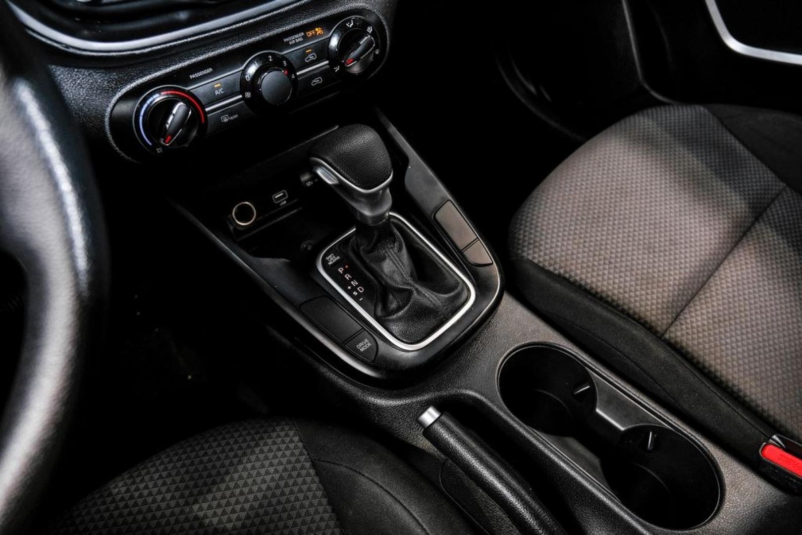 2020 Snow White Pearl /Black Kia Soul LX (KNDJ23AUXL7) with an 2.0L I4 MPI DOHC 16V LEV3-SULEV30 147hp engine, CVT transmission, located at 15300 Midway Rd., Addison, TX, 75001, (972) 702-0011, 32.958321, -96.838074- Photo#23